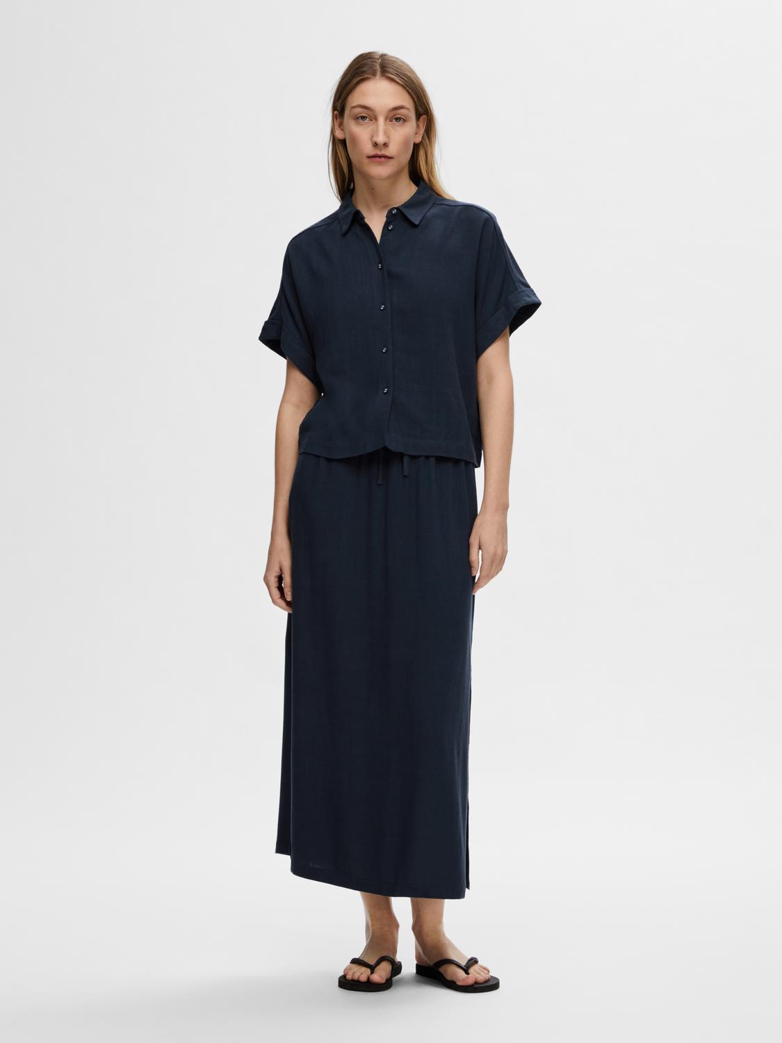 SELECTED-FEM_NOOS2025_4482987_16093937_2.jpg Bluse elegant Knopfleiste Hemdkragen Kurzarm