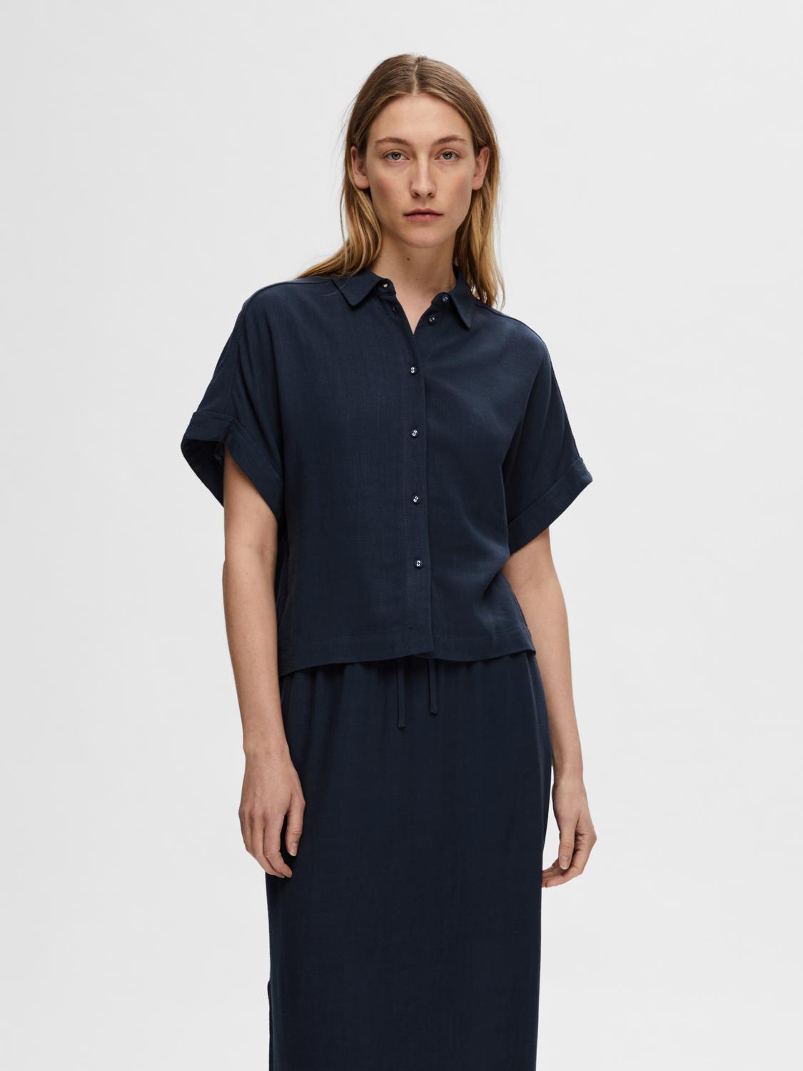 SELECTED-FEM_NOOS2025_4482987_16093937_3.jpg Bluse elegant Knopfleiste Hemdkragen Kurzarm