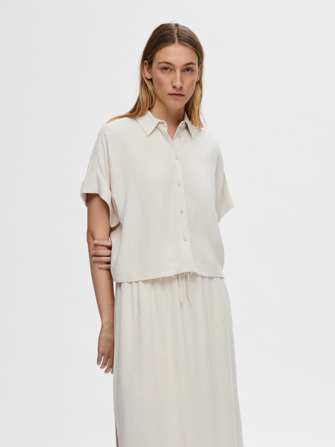 SELECTED-FEM_NOOS2025_4498190_16093937_2.jpg Bluse elegant Knopfleiste Hemdkragen Kurzarm