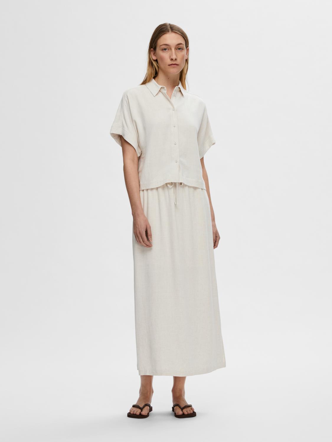 SELECTED-FEM_NOOS2025_4498190_16093937_3.jpg Bluse elegant Knopfleiste Hemdkragen Kurzarm