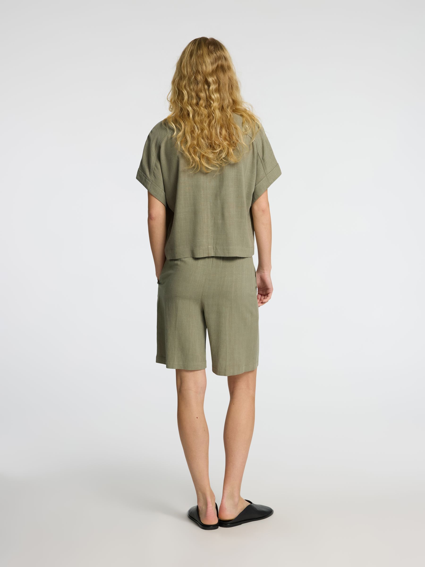 SELECTED-FEM_NOOS2025_4656465_16093937_2.jpg Bluse elegant Knopfleiste Hemdkragen Kurzarm
