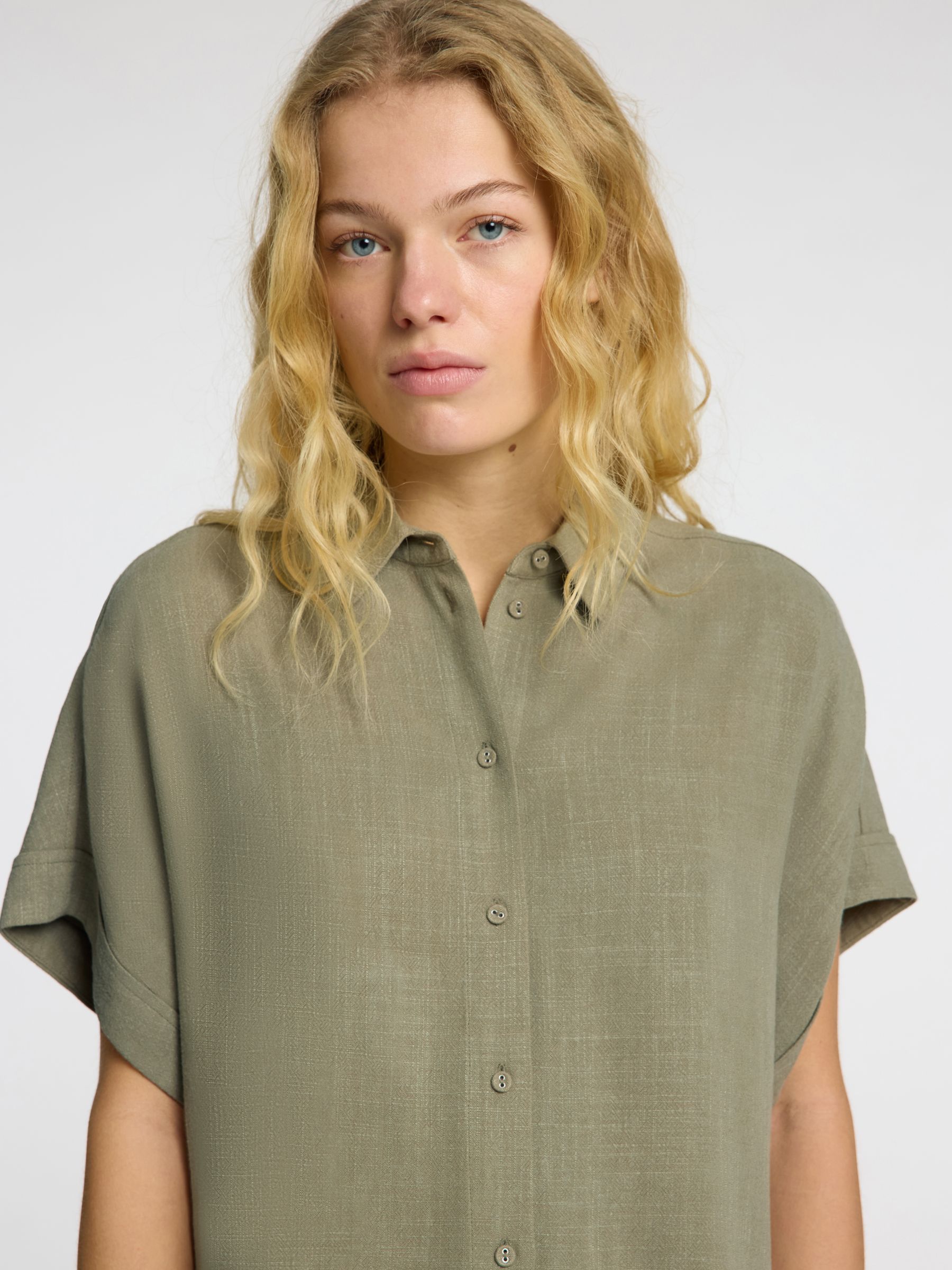 SELECTED-FEM_NOOS2025_4656465_16093937_3.jpg Bluse elegant Knopfleiste Hemdkragen Kurzarm