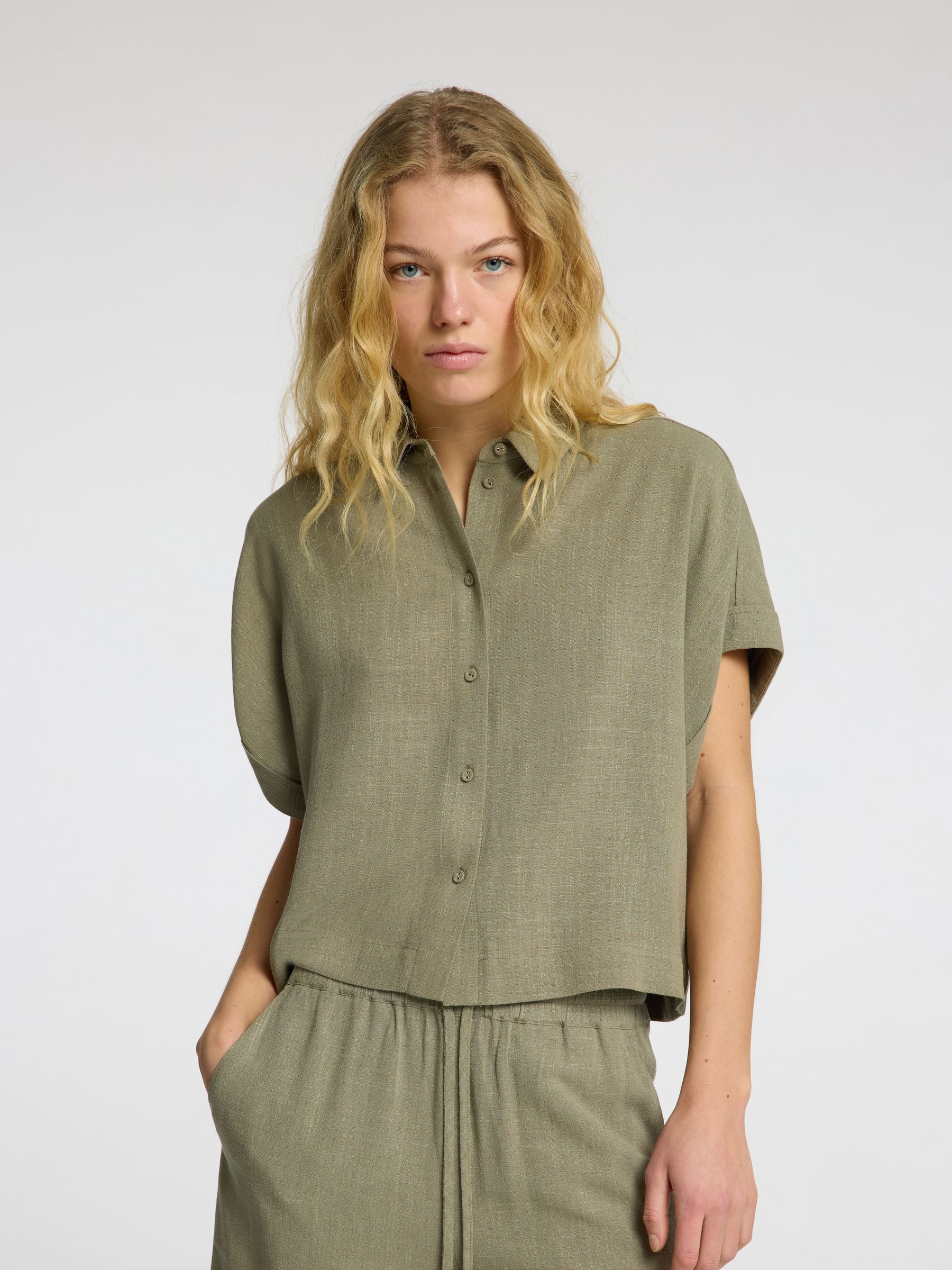 SELECTED-FEM_NOOS2025_4656465_16093937_4.jpg Bluse elegant Knopfleiste Hemdkragen Kurzarm