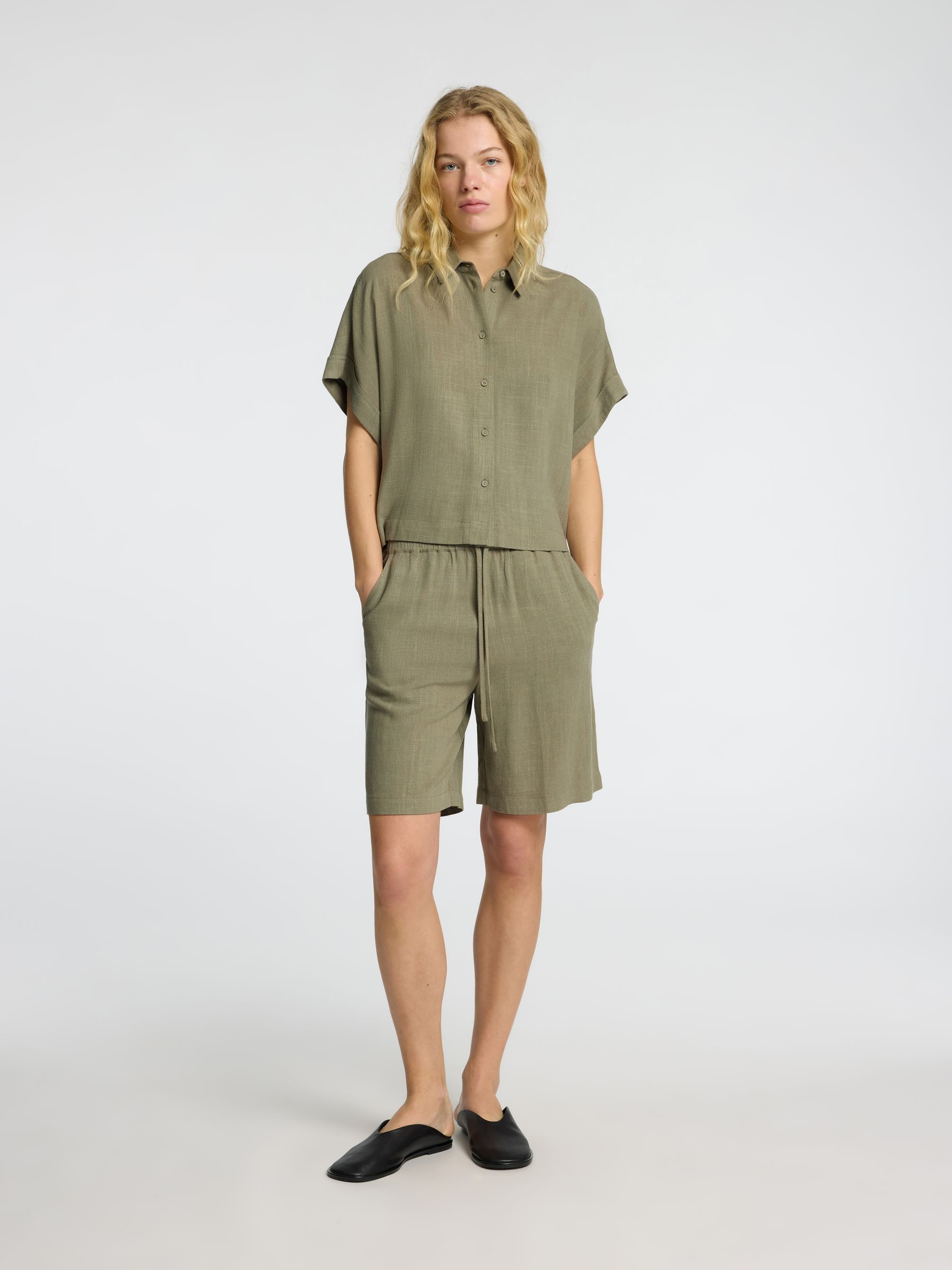 SELECTED-FEM_NOOS2025_4656465_16093937_5.jpg Bluse elegant Knopfleiste Hemdkragen Kurzarm