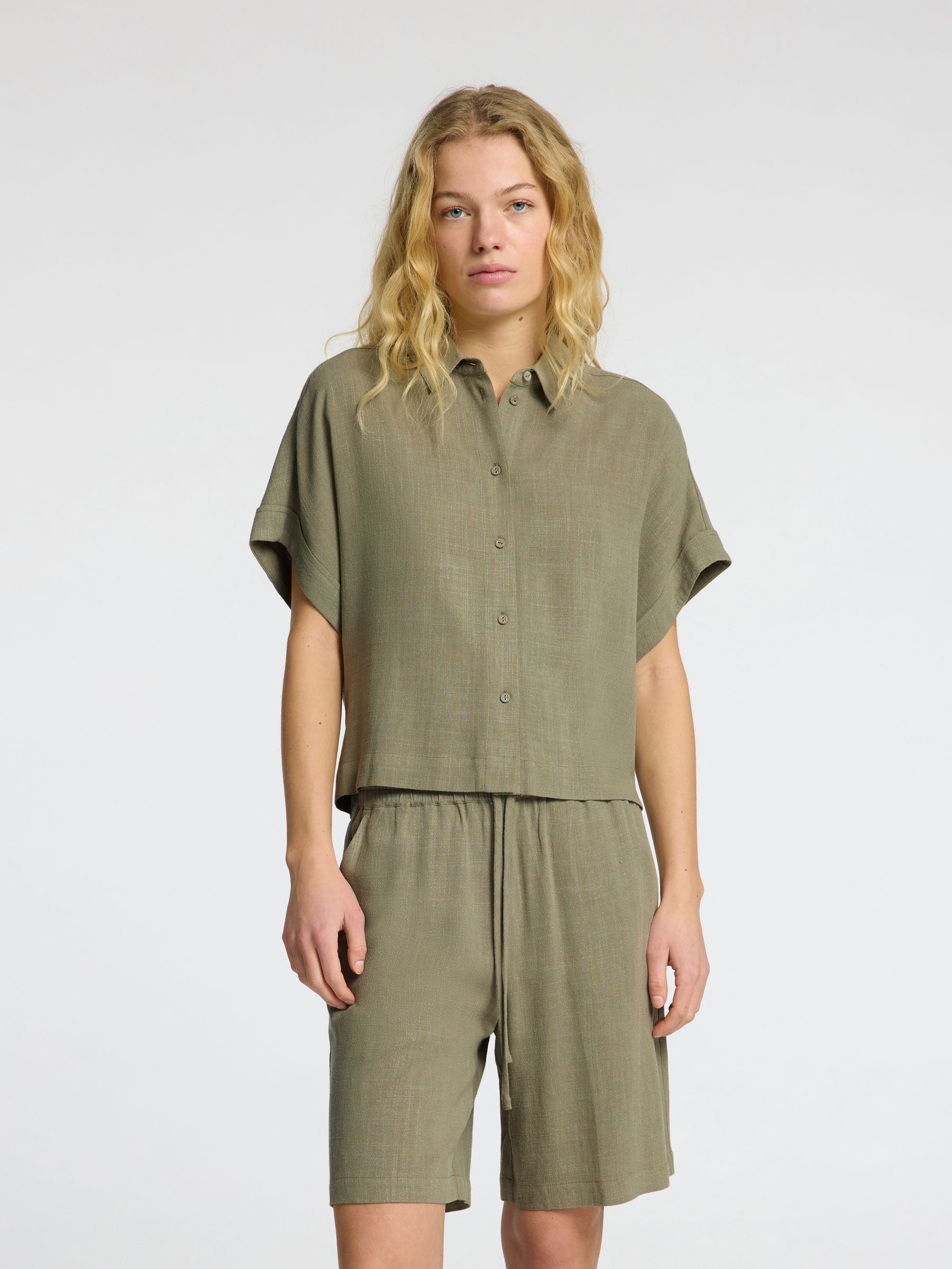 SELECTED-FEM_NOOS2025_4656465_16093937_6.jpg Bluse elegant Knopfleiste Hemdkragen Kurzarm