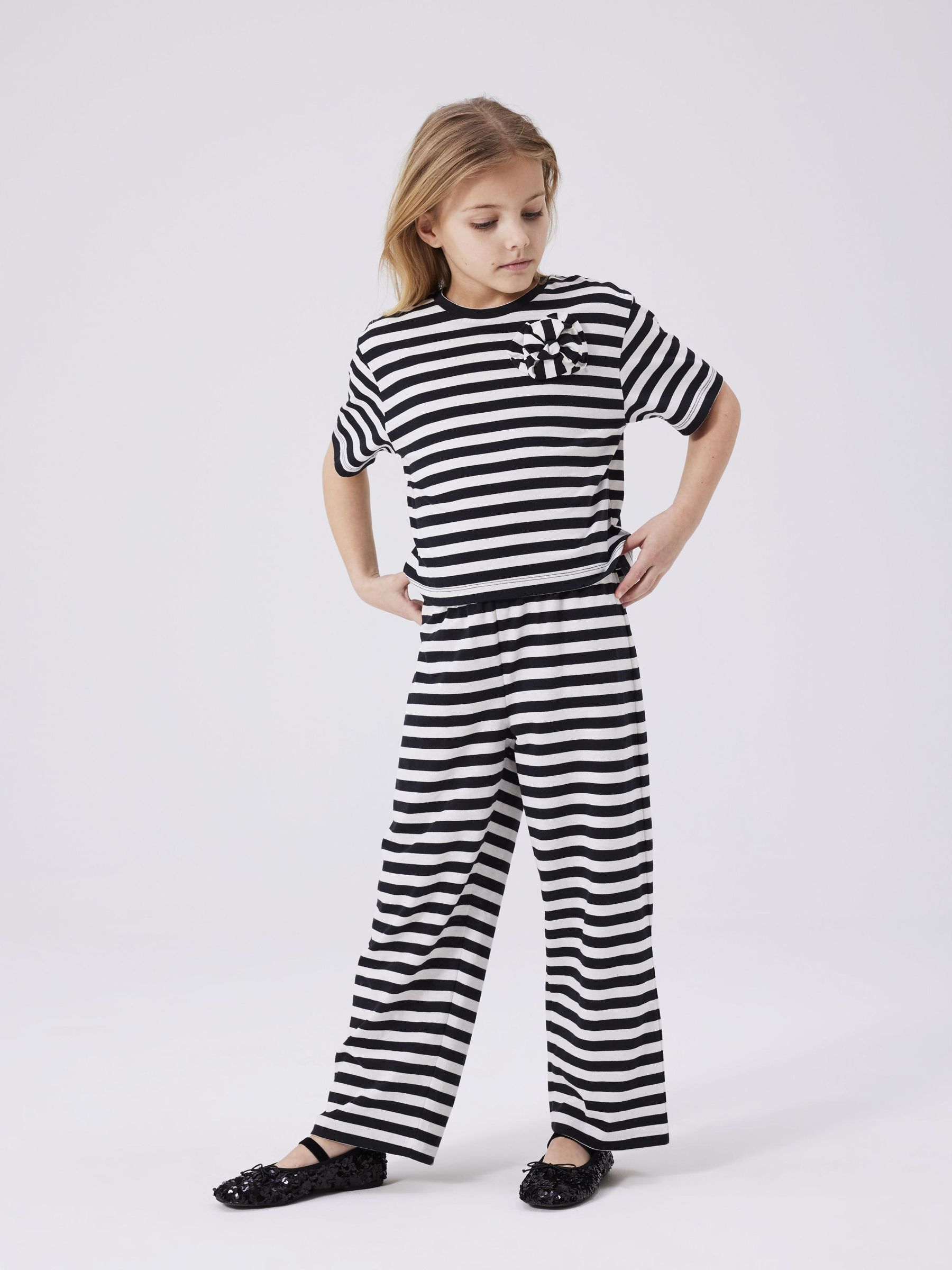 NAME-IT_SpringSummer2024_black-oyster_13239915_5.jpg T-Shirt Kurzarm gestreift mit Schleife Rundhals