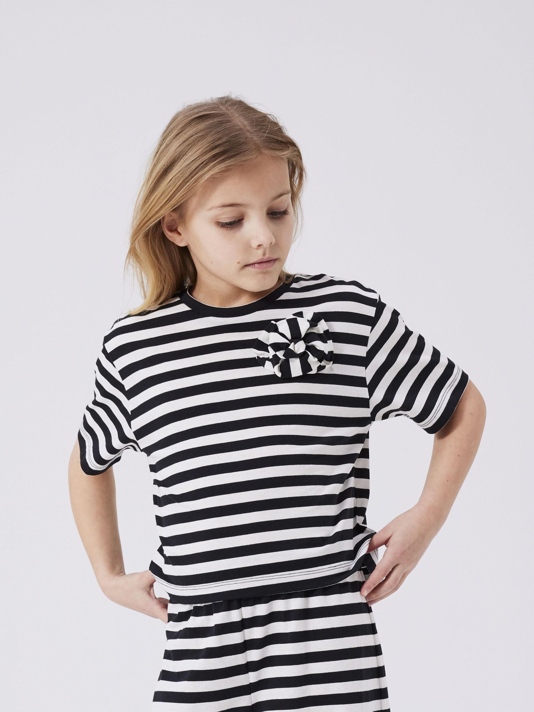 NAME-IT_SpringSummer2024_black-oyster_13239915_6.jpg T-Shirt Kurzarm gestreift mit Schleife Rundhals