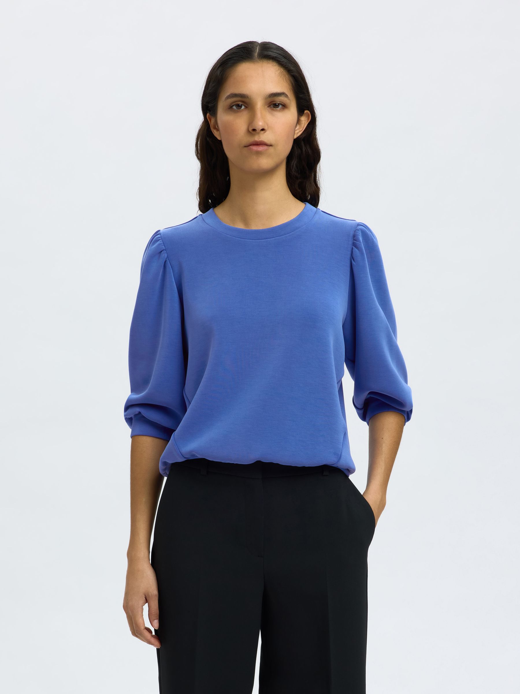 SELECTED-FEM_NOOS2025_4801098_16082379_2.jpg Bluse locker geschnitten Rundhalsausschnitt