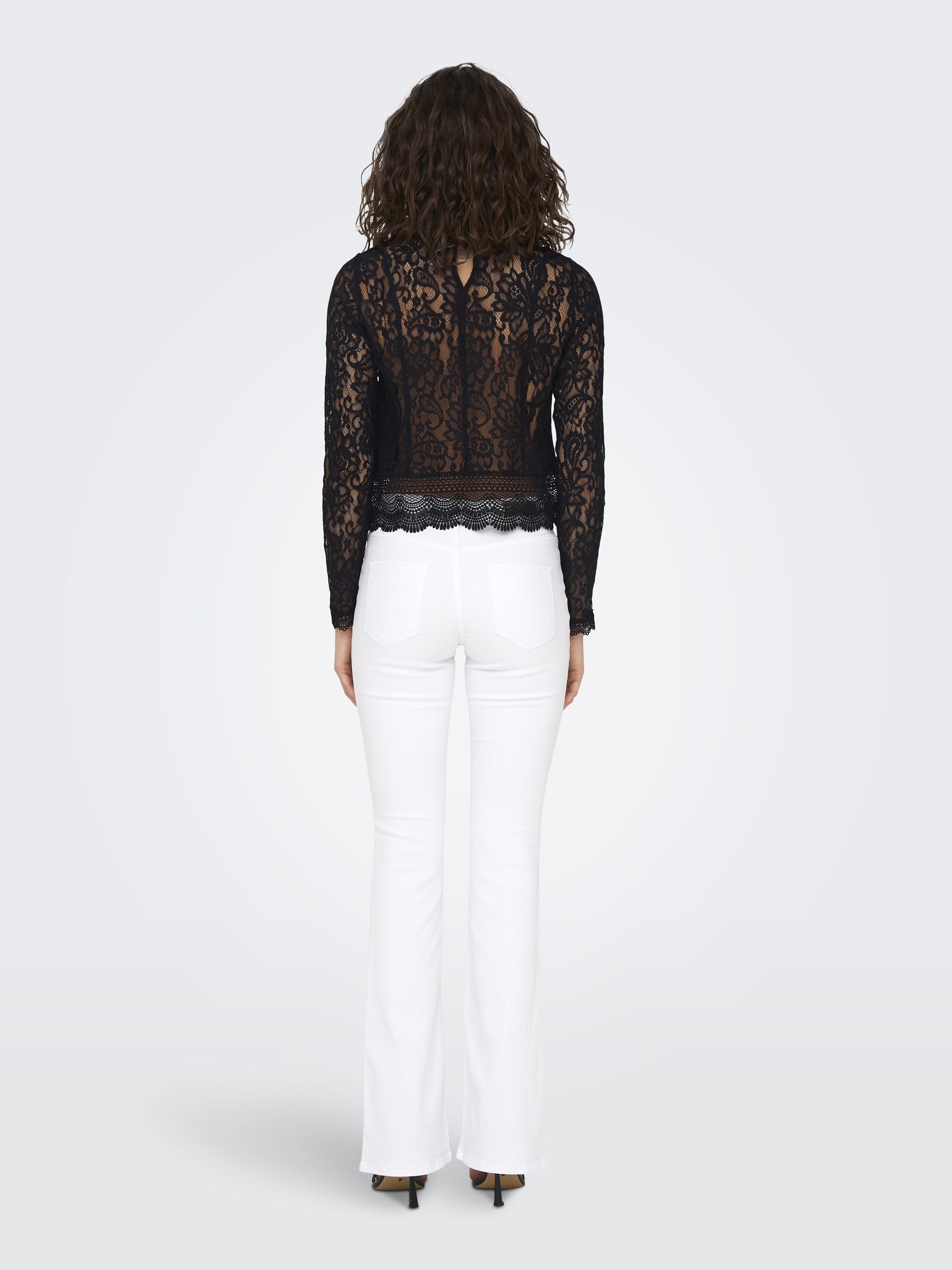 ONLY_FallWinter2024_black_15276400_4.jpg Bluse Rundhals Regular Fit Spitzendetail