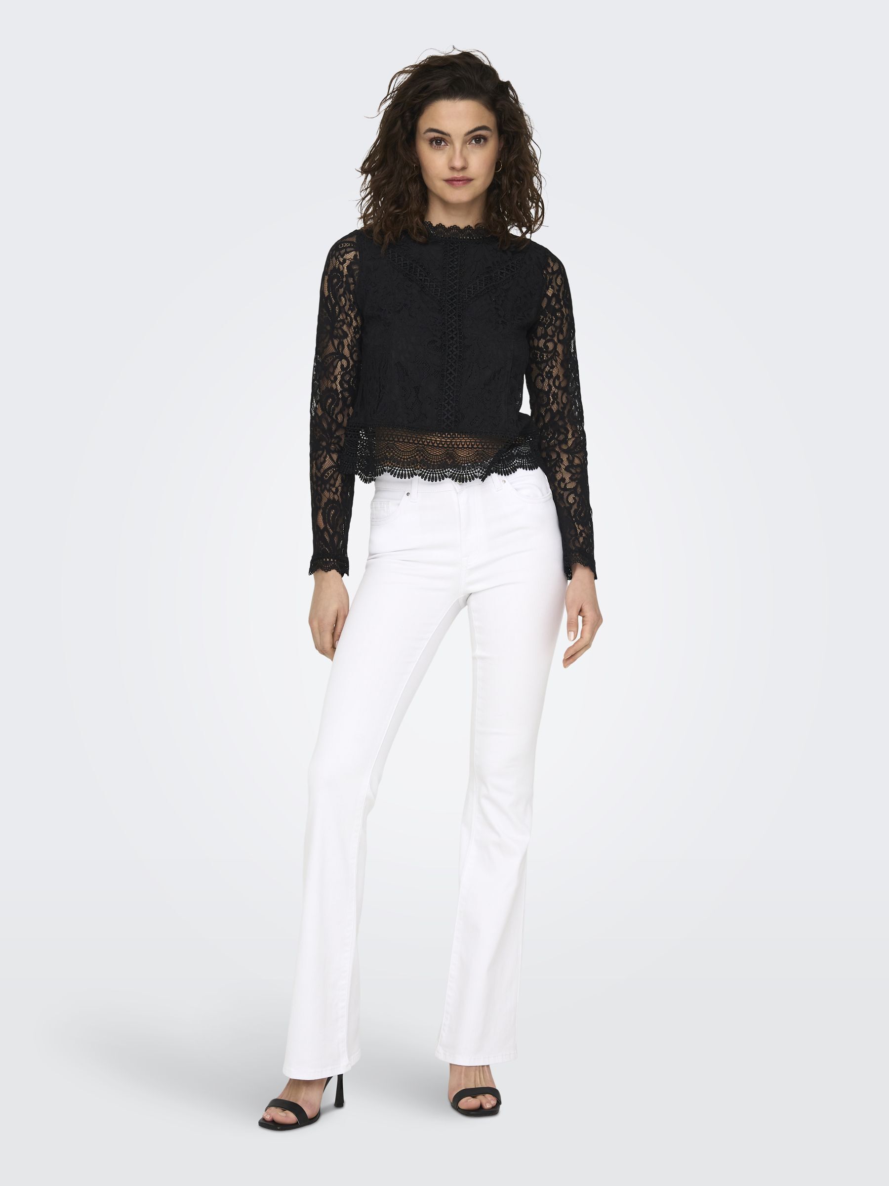 ONLY_FallWinter2024_black_15276400_5.jpg Bluse Rundhals Regular Fit Spitzendetail