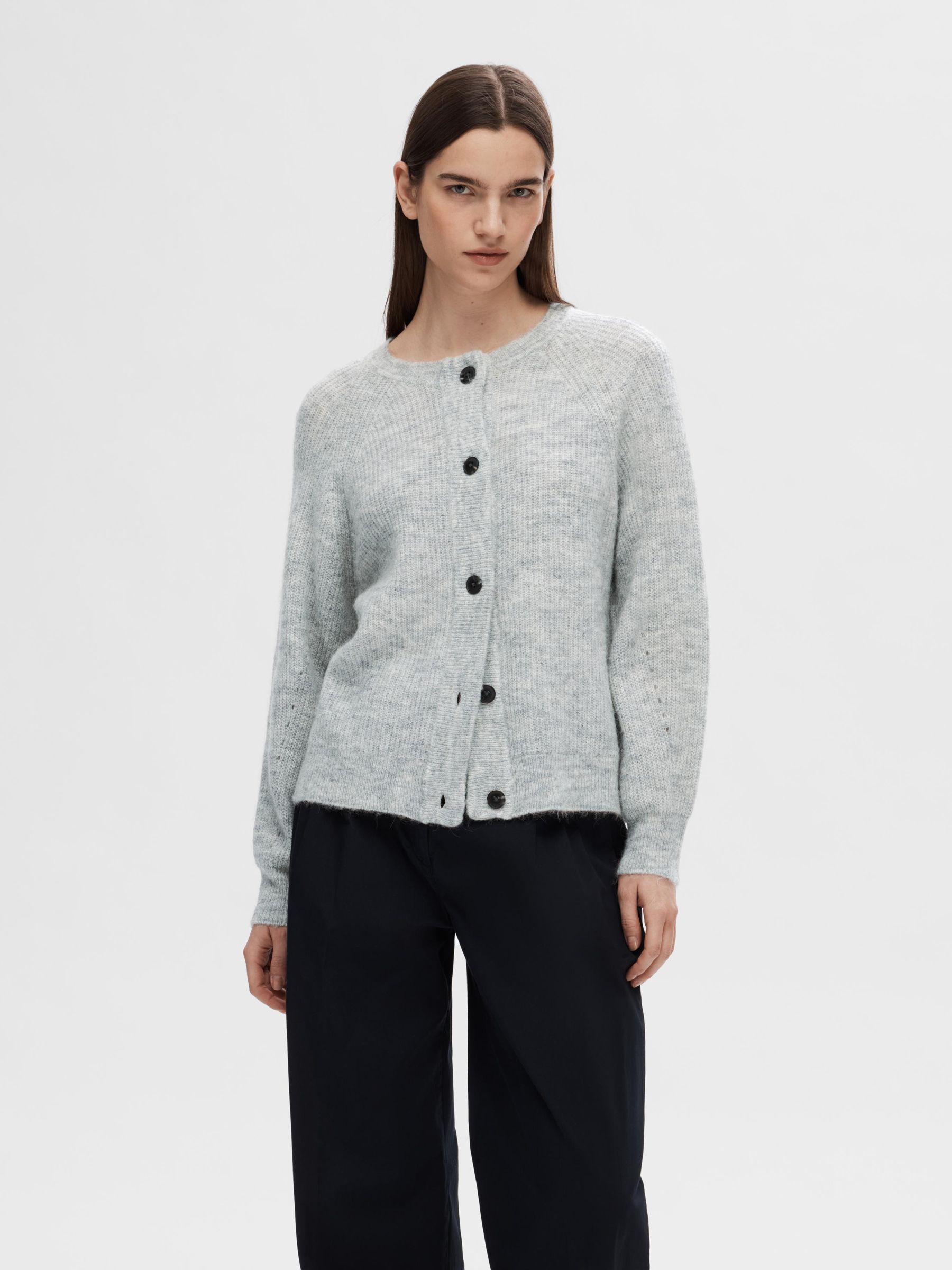 SELECTED-FEM_NOOS2024_light-grey-melange_16074481_2.jpg Strickjacke Relaxed Fit Rundhals Raglanärmel Fallmaschen