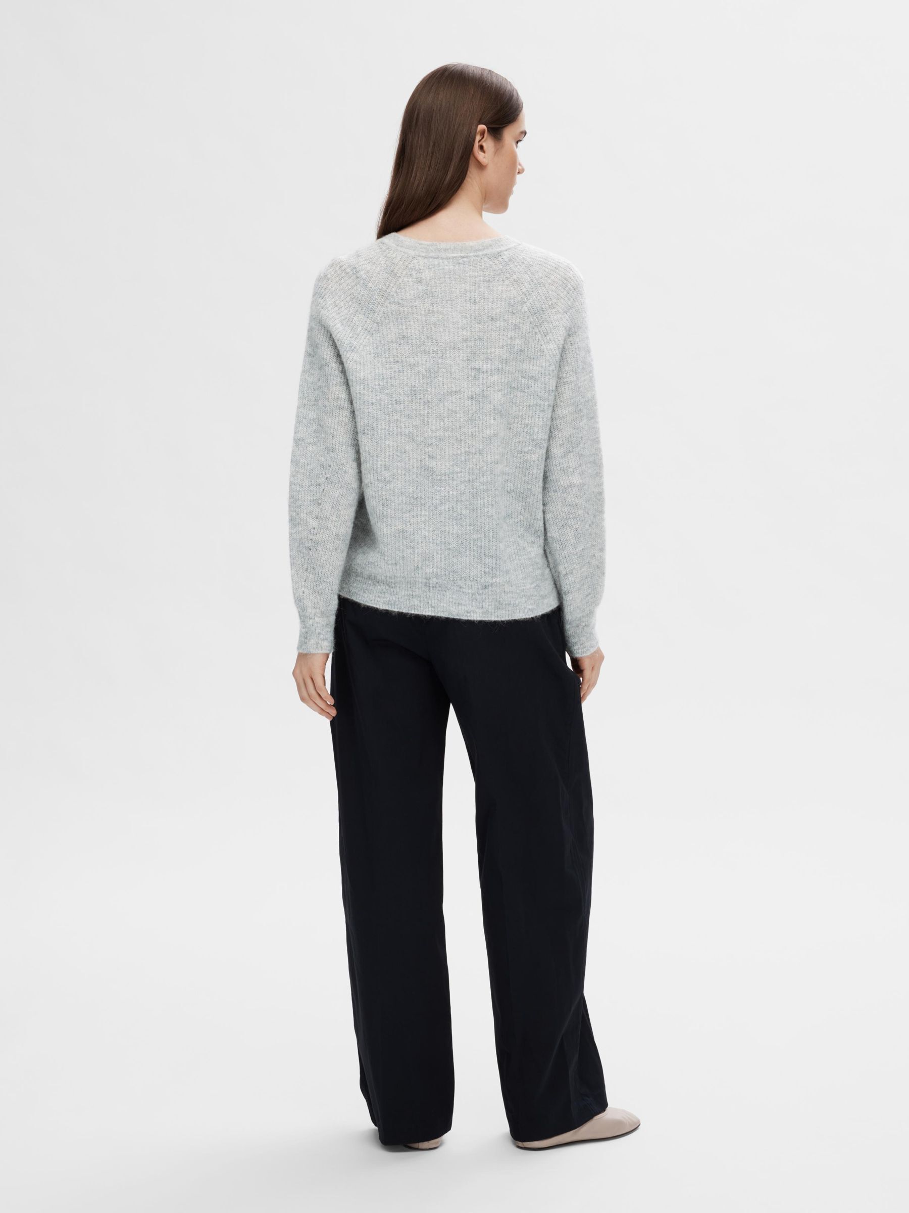 SELECTED-FEM_NOOS2024_light-grey-melange_16074481_3.jpg Strickjacke Relaxed Fit Rundhals Raglanärmel Fallmaschen