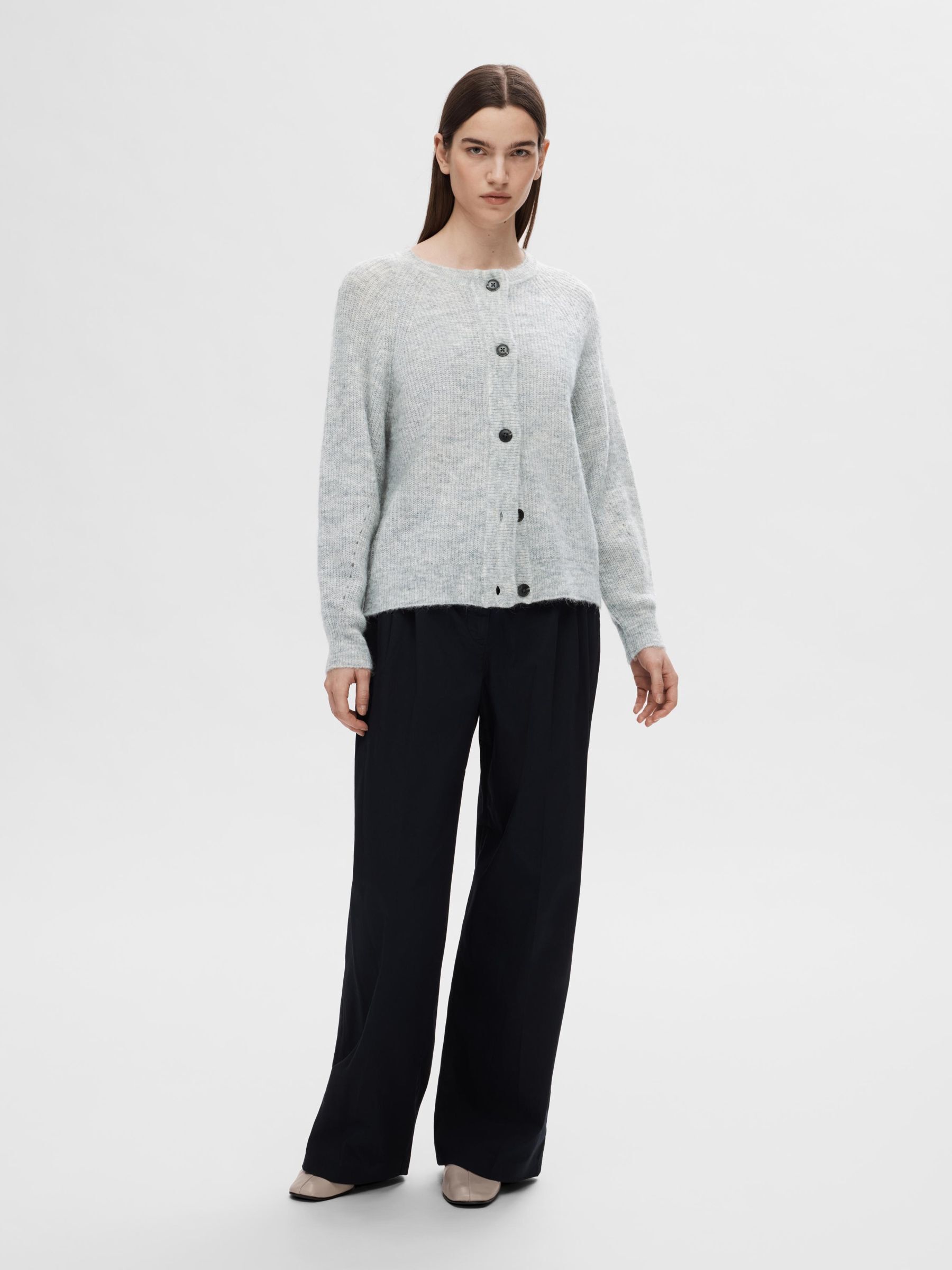 SELECTED-FEM_NOOS2024_light-grey-melange_16074481_4.jpg Strickjacke Relaxed Fit Rundhals Raglanärmel Fallmaschen