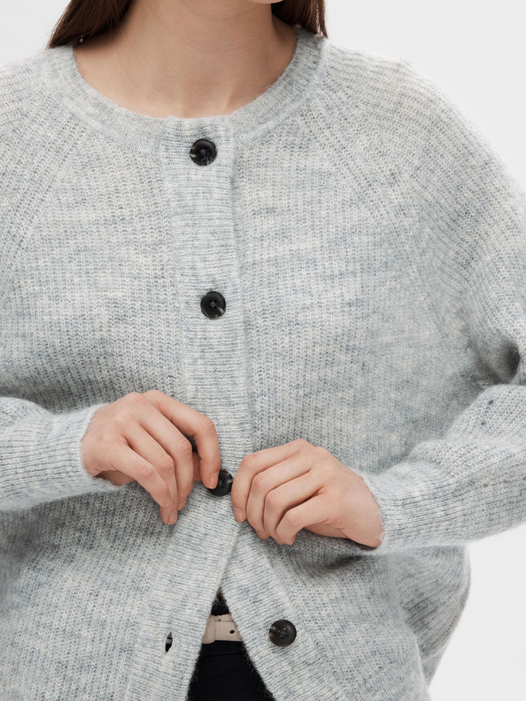 SELECTED-FEM_NOOS2024_light-grey-melange_16074481_5.jpg Strickjacke Relaxed Fit Rundhals Raglanärmel Fallmaschen