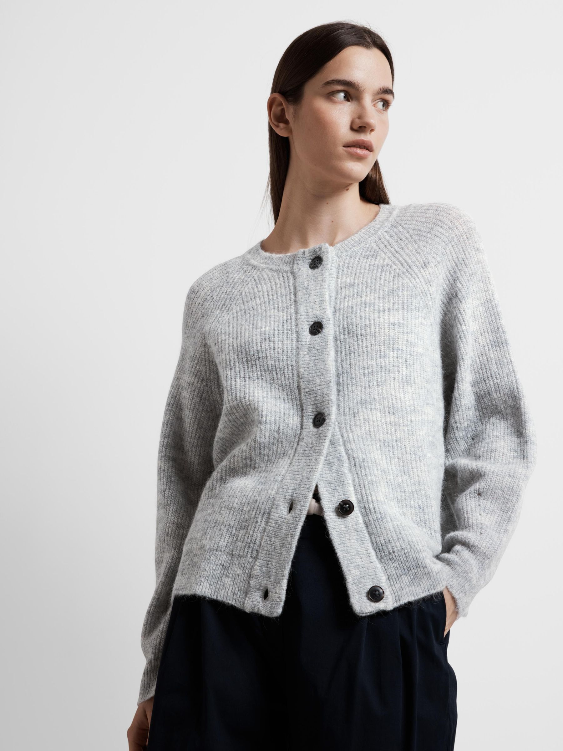 SELECTED-FEM_NOOS2024_light-grey-melange_16074481_6.jpg Strickjacke Relaxed Fit Rundhals Raglanärmel Fallmaschen
