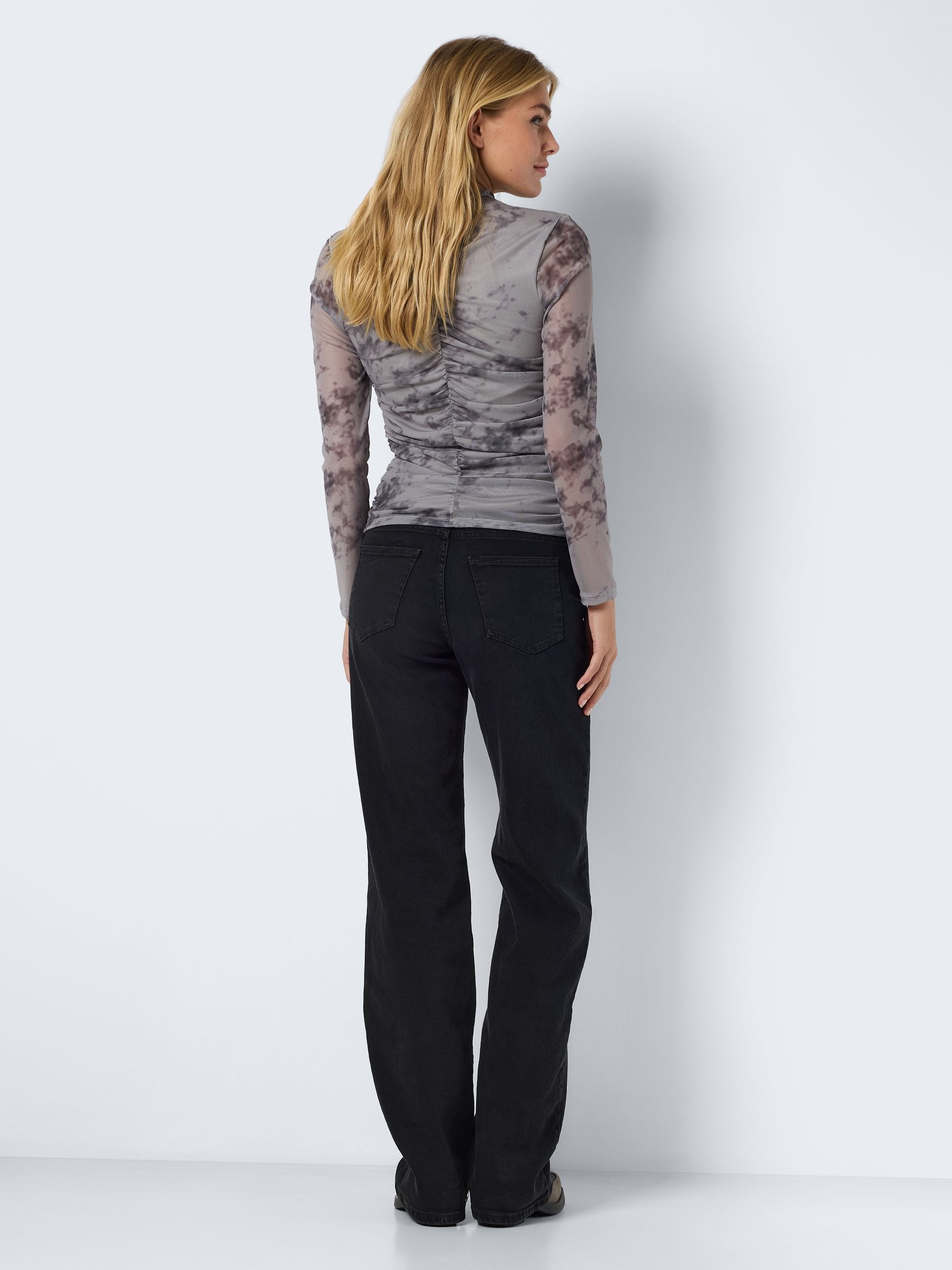 NOISY-MAY_All-year_4590854_27031592_4.jpg Top Langarm Stretch Allover-Print Rundhals
