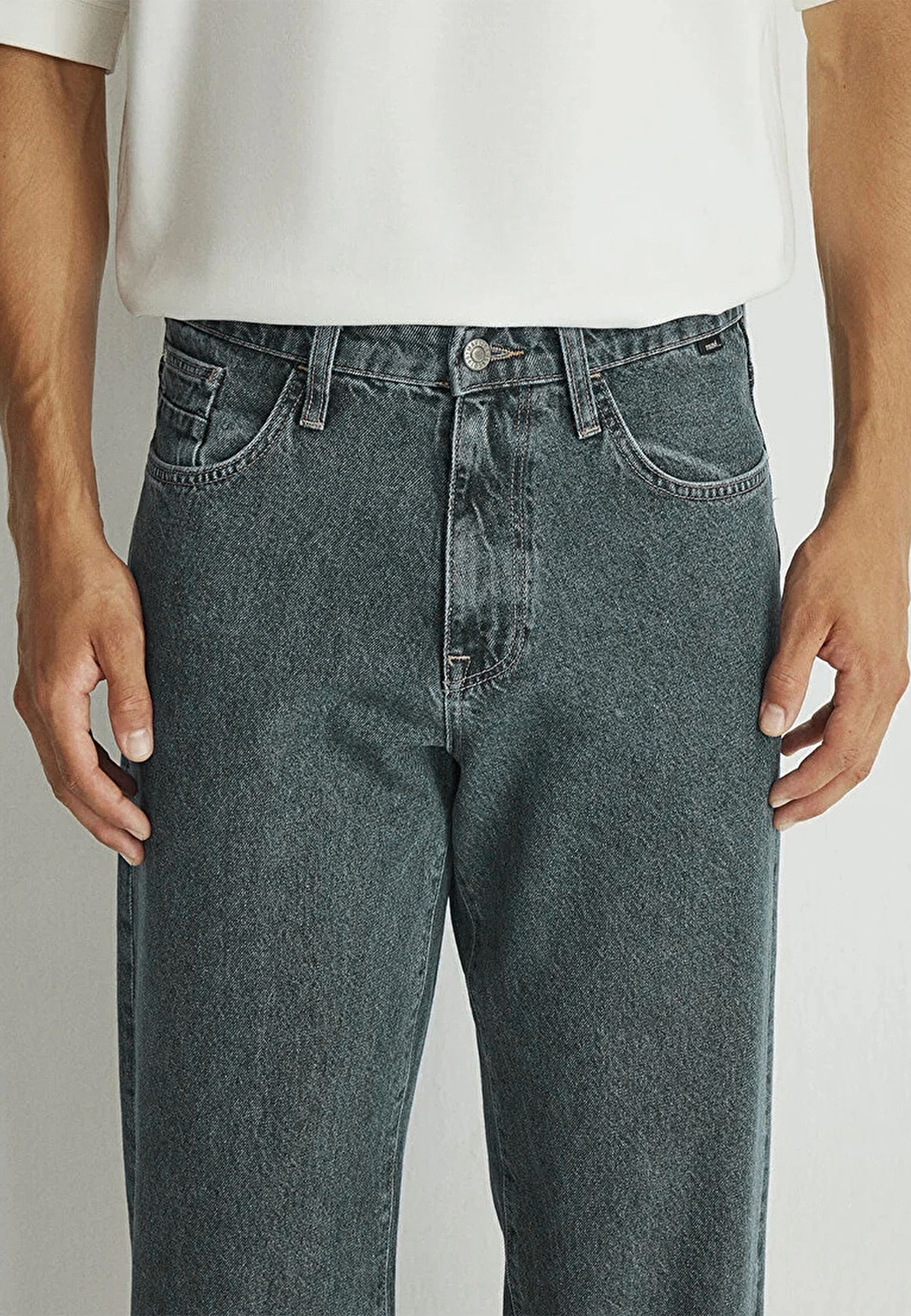 Klassische Denim Jeans Pants im Urban Style MITTE Klassische Denim Jeans Pants im Urban Style MITTE