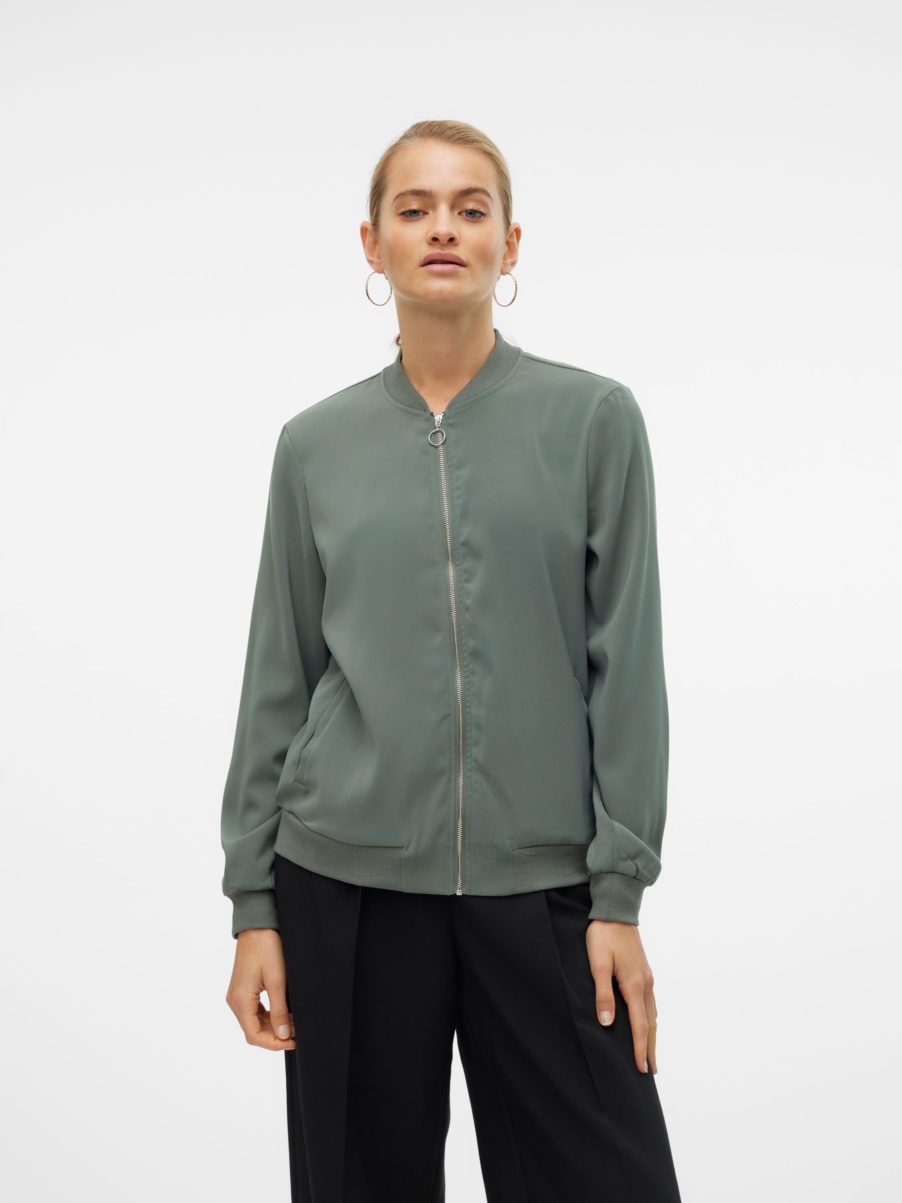 VERO-MODA_FallWinter2020_3590922_10245734_3.jpg Leichte Bomber Jacke für Alltagslook Dünner Blouson