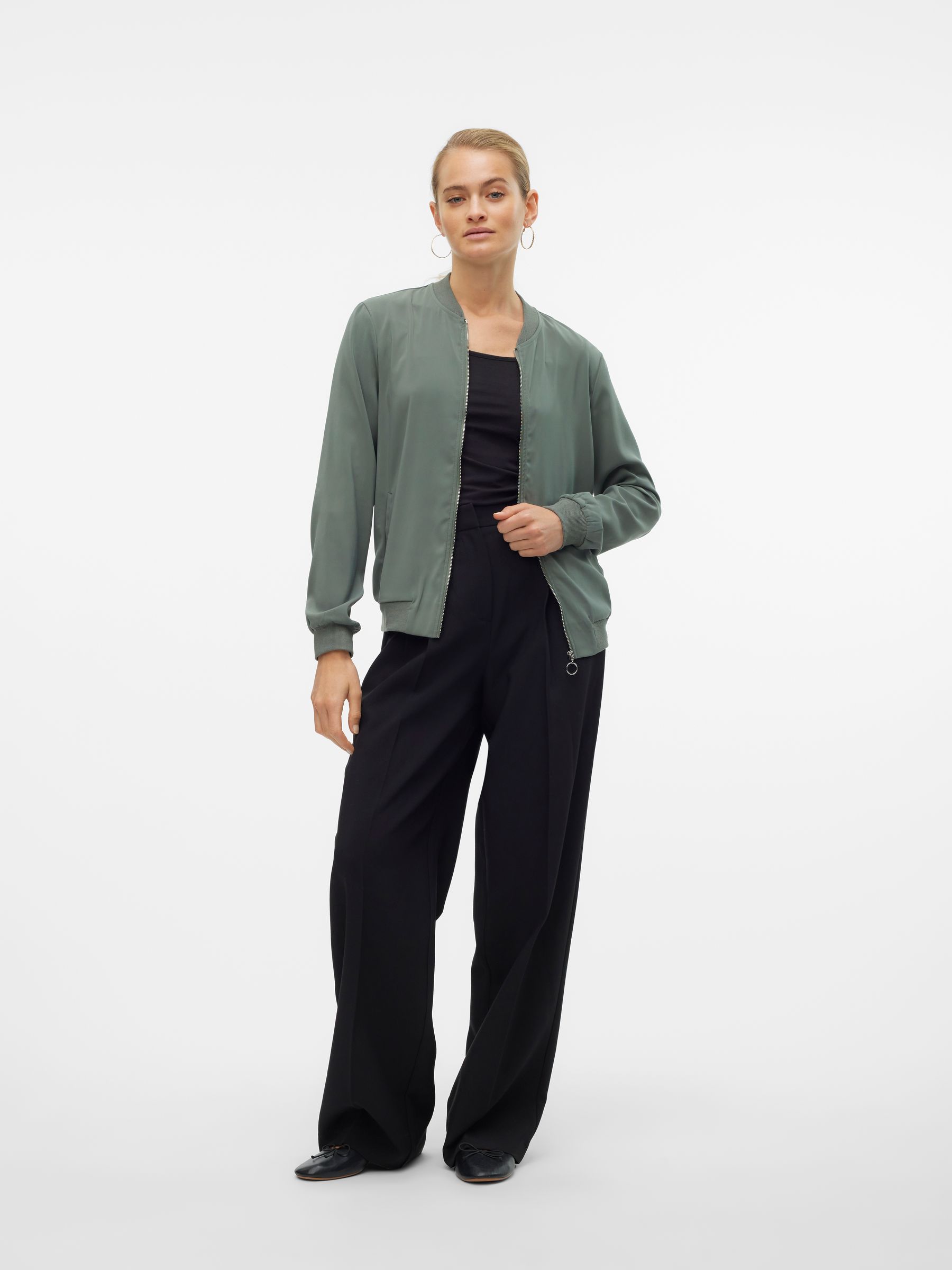 VERO-MODA_FallWinter2020_3590922_10245734_5.jpg Leichte Bomber Jacke für Alltagslook Dünner Blouson