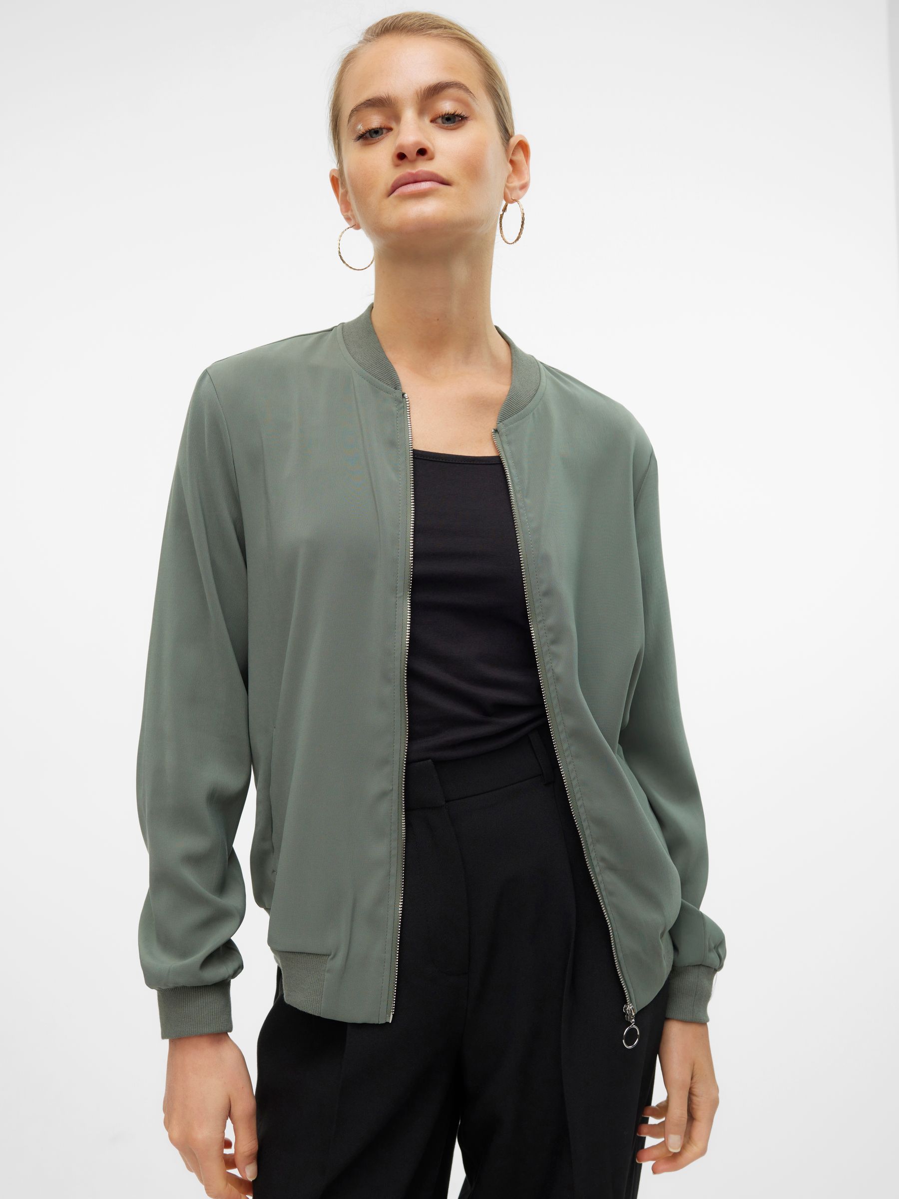 VERO-MODA_FallWinter2020_3590922_10245734_6.jpg Leichte Bomber Jacke für Alltagslook Dünner Blouson