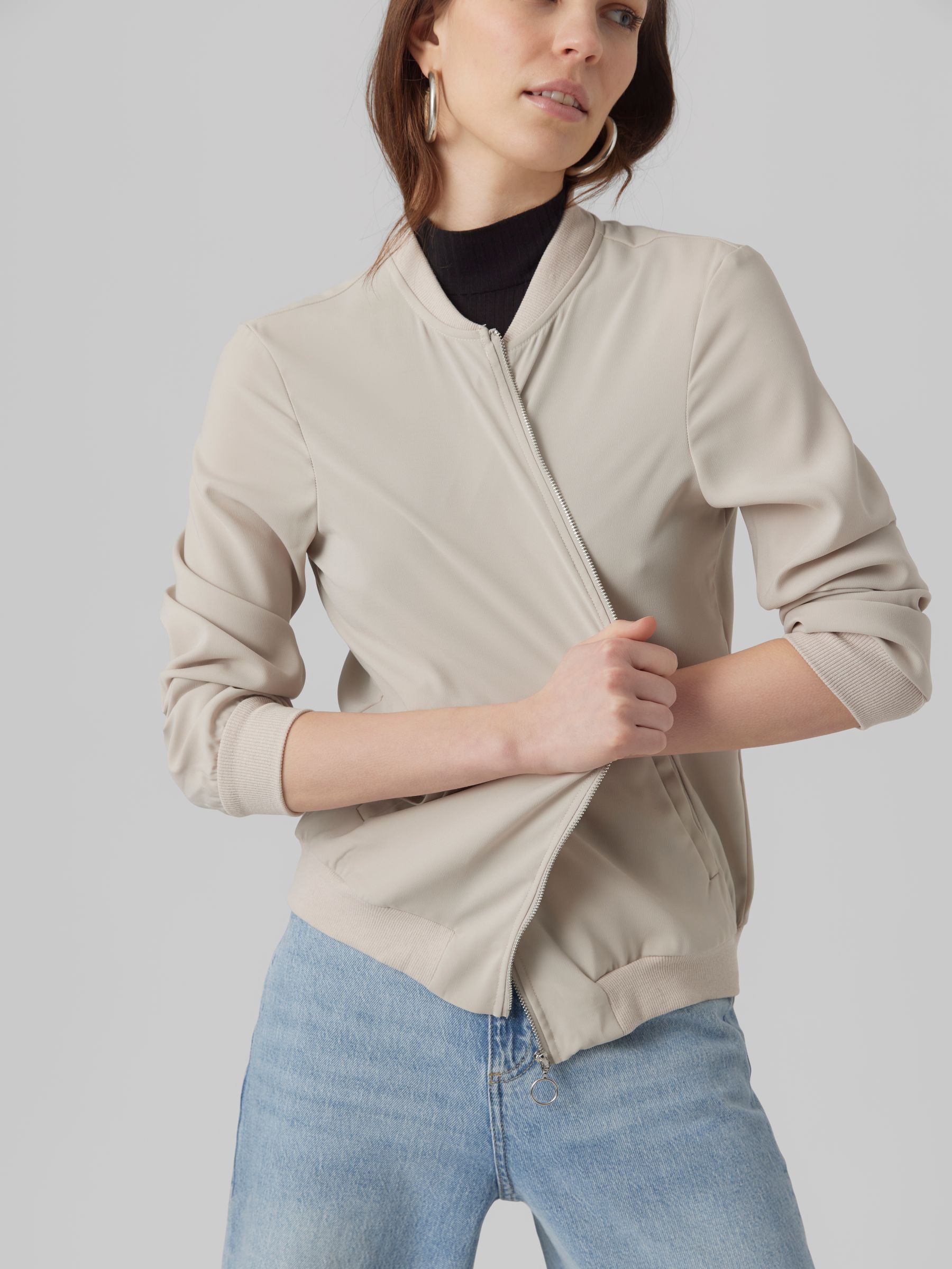 VERO-MODA_FallWinter2020_4295458_10245734_5.jpg Leichte Bomber Jacke für Alltagslook Dünner Blouson