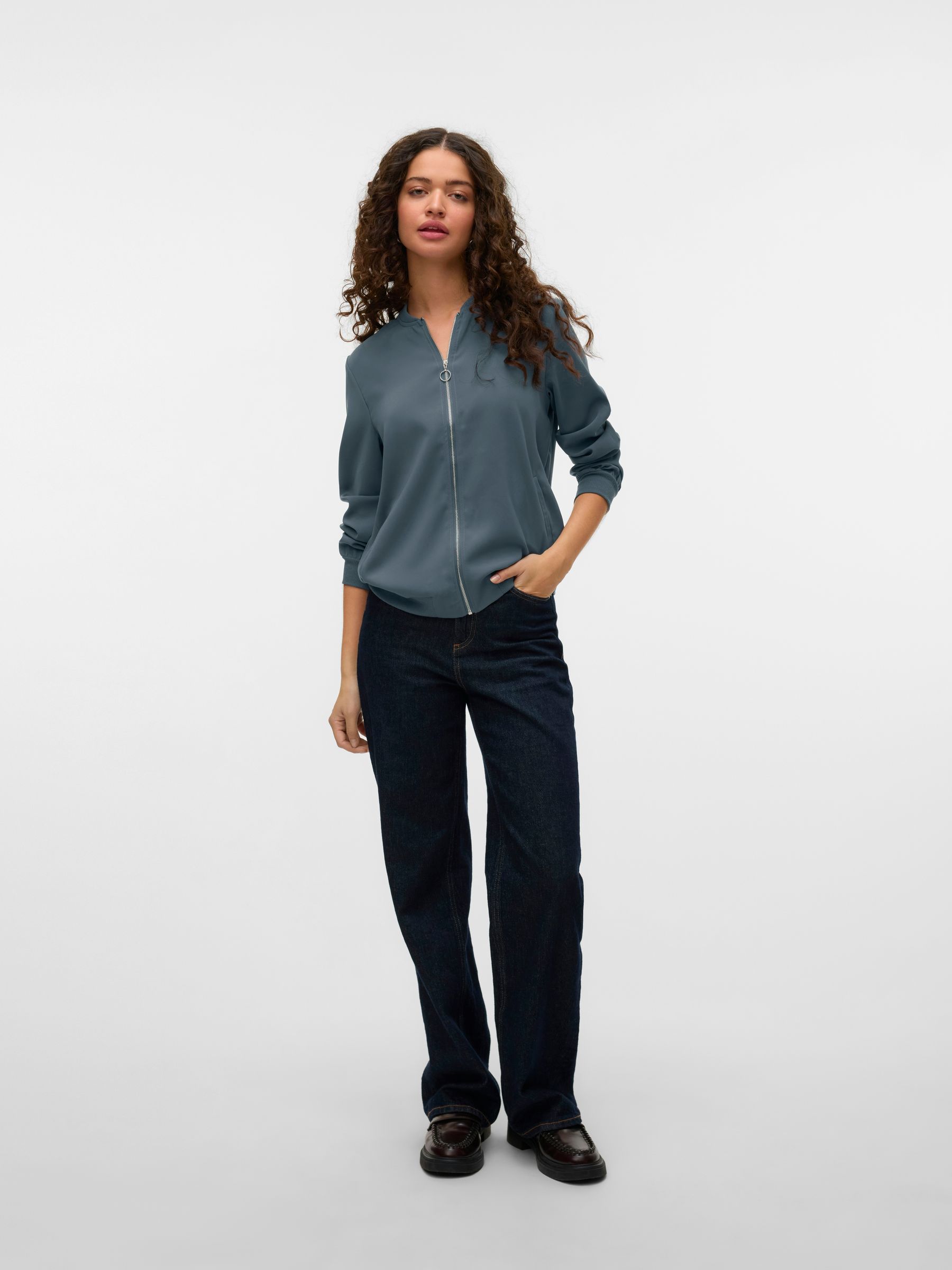 VERO-MODA_FallWinter2020_4841275_10245734_3.jpg Leichte Bomber Jacke für Alltagslook Dünner Blouson