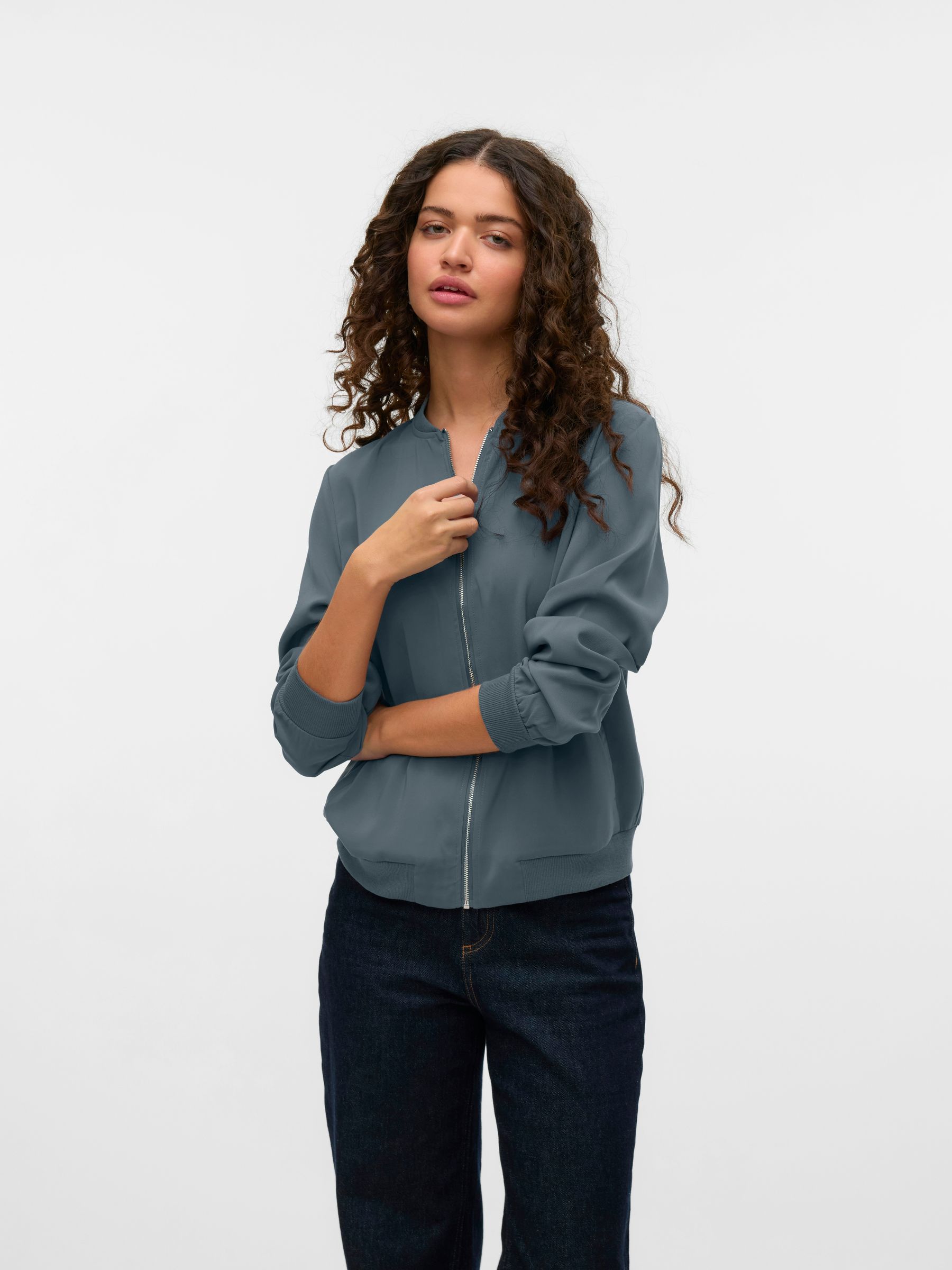 VERO-MODA_FallWinter2020_4841275_10245734_4.jpg Leichte Bomber Jacke für Alltagslook Dünner Blouson