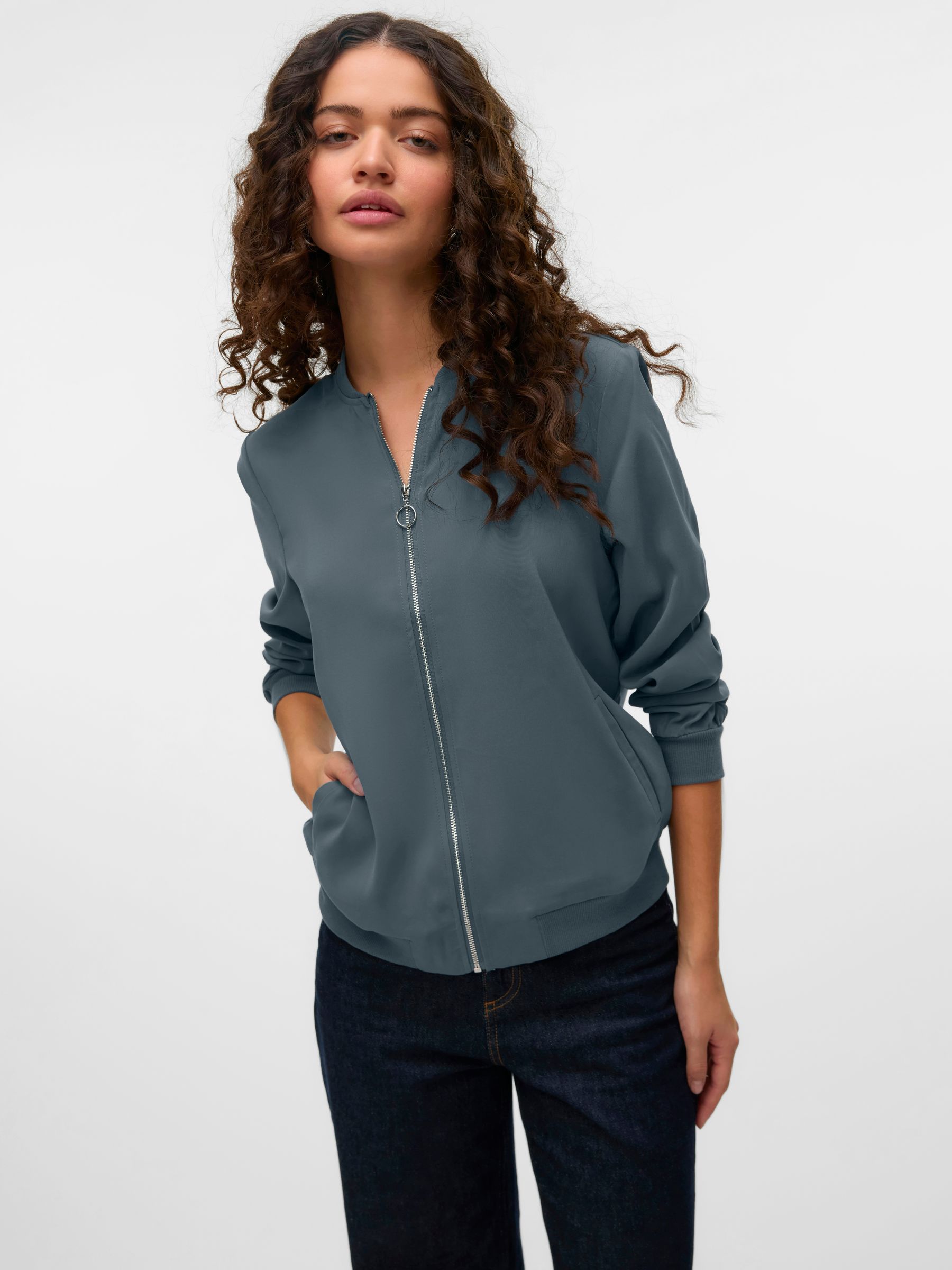 VERO-MODA_FallWinter2020_4841275_10245734_5.jpg Leichte Bomber Jacke für Alltagslook Dünner Blouson