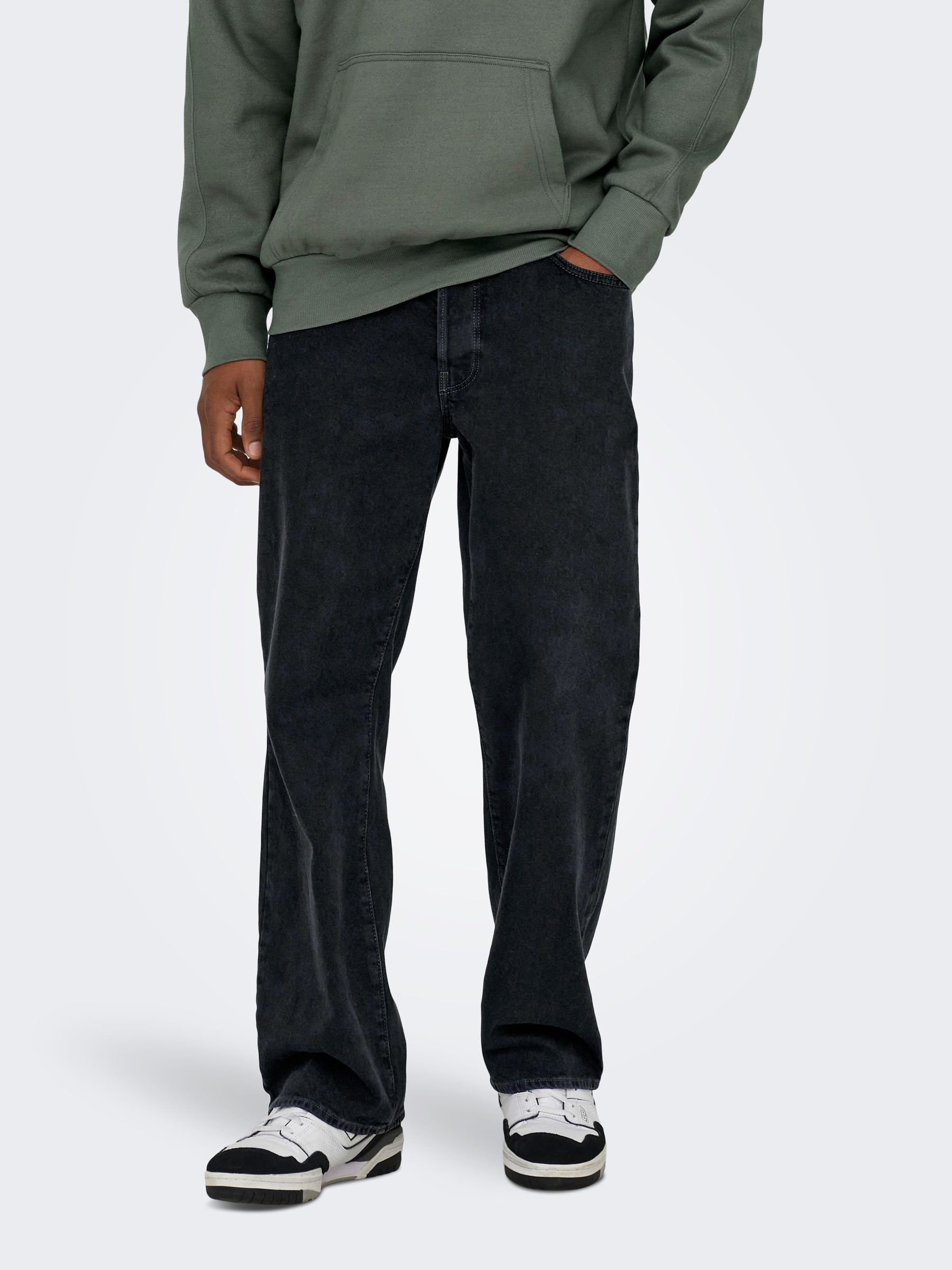 ONLY&SONS_SpringSummer2023_4277904_22026778_3.jpg Loose Fit Jeans mit Knopfleiste Schwarze Denim Hose