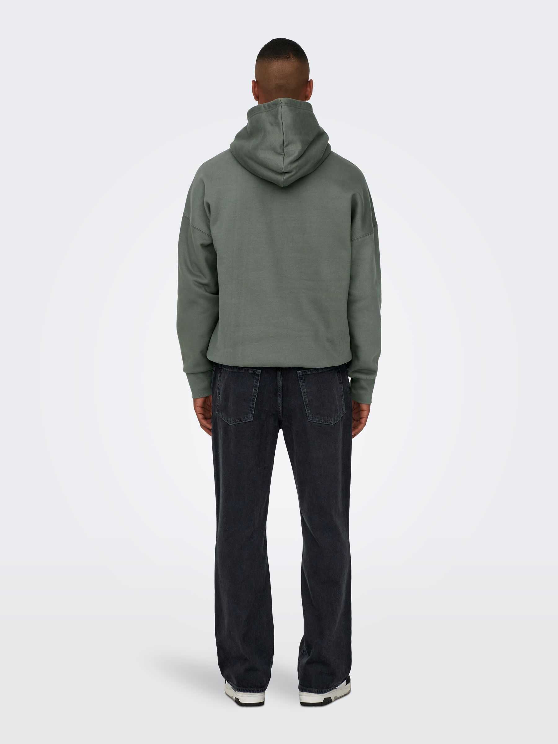 ONLY&SONS_SpringSummer2023_4277904_22026778_4.jpg Loose Fit Jeans mit Knopfleiste Schwarze Denim Hose