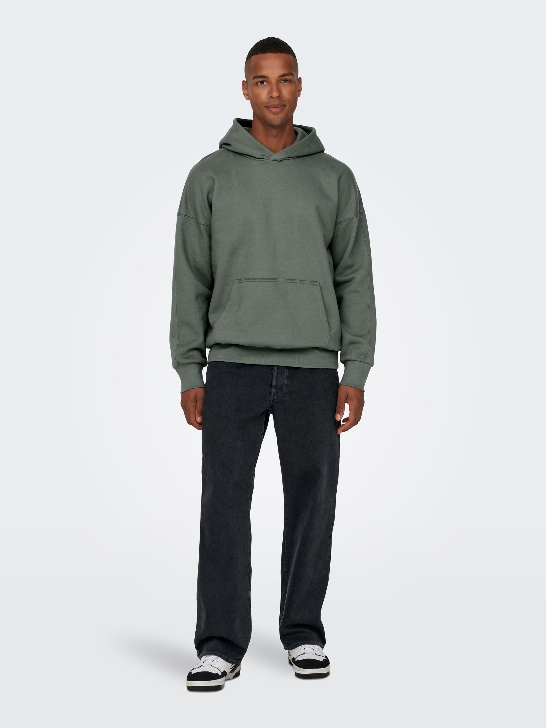 ONLY&SONS_SpringSummer2023_4277904_22026778_5.jpg Loose Fit Jeans mit Knopfleiste Schwarze Denim Hose
