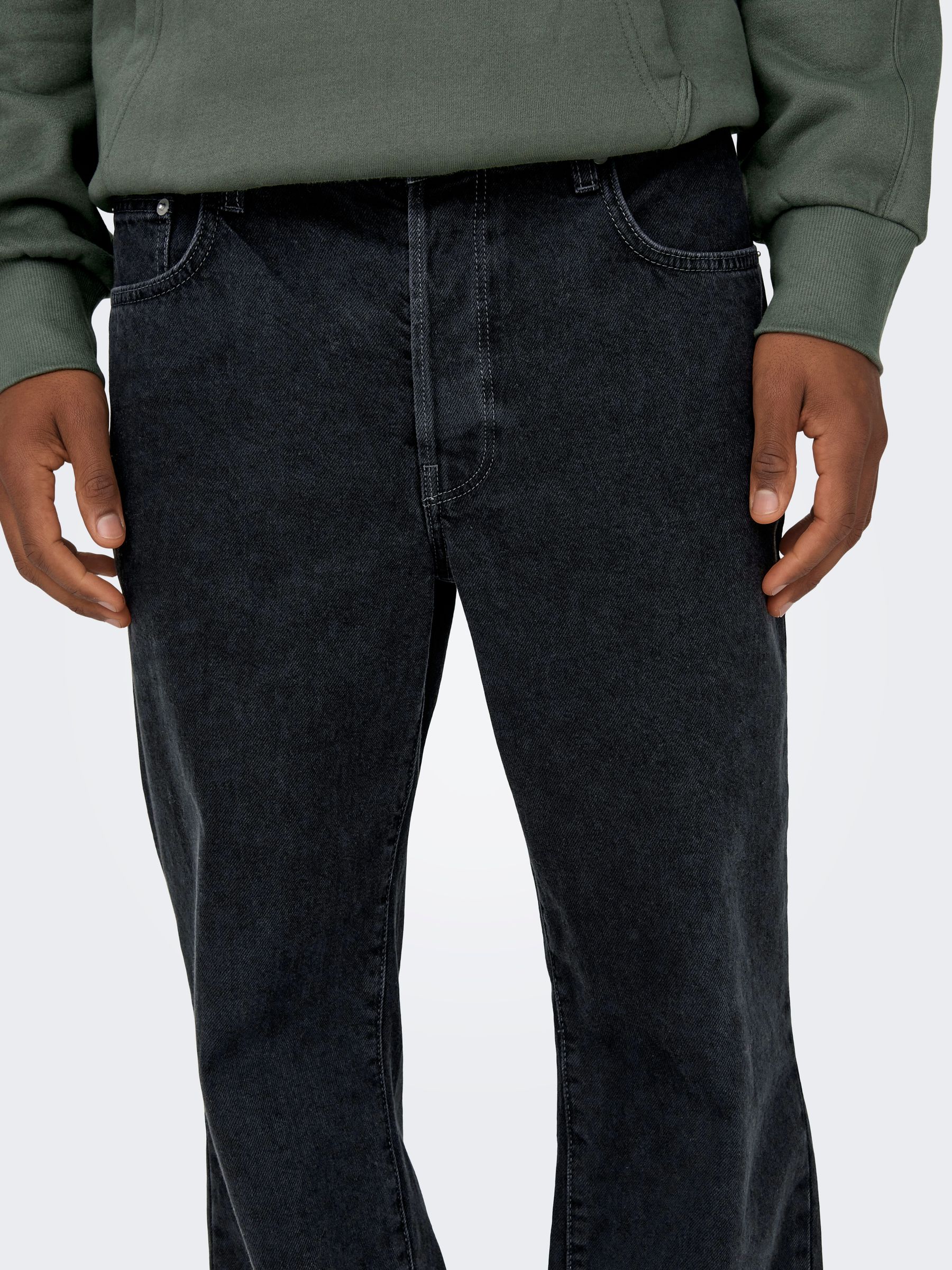 ONLY&SONS_SpringSummer2023_4277904_22026778_6.jpg Loose Fit Jeans mit Knopfleiste Schwarze Denim Hose