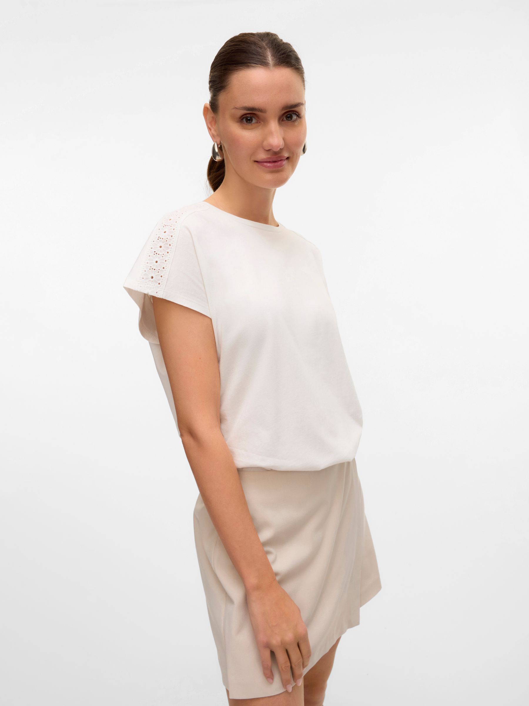 VERO-MODA_Springsummer_4689370_10325735_4.jpg Trendiges Sommer Shirt mit Spitze Rundhals
