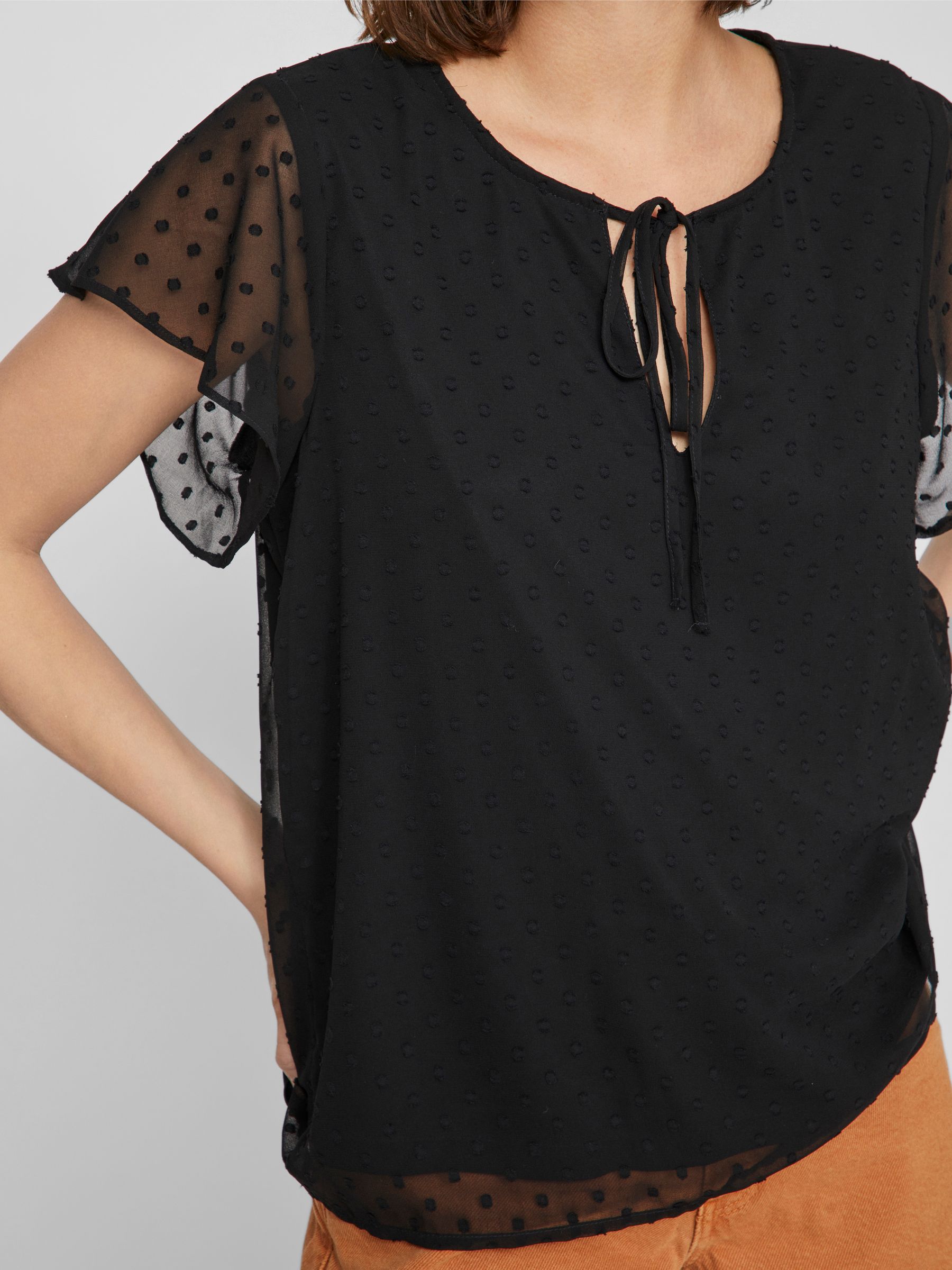 VILA_SpringSummer2025_4576389_14100340_3.jpg T-Shirt mit Pünktchen und Kordel-Detail an Ausschnitt