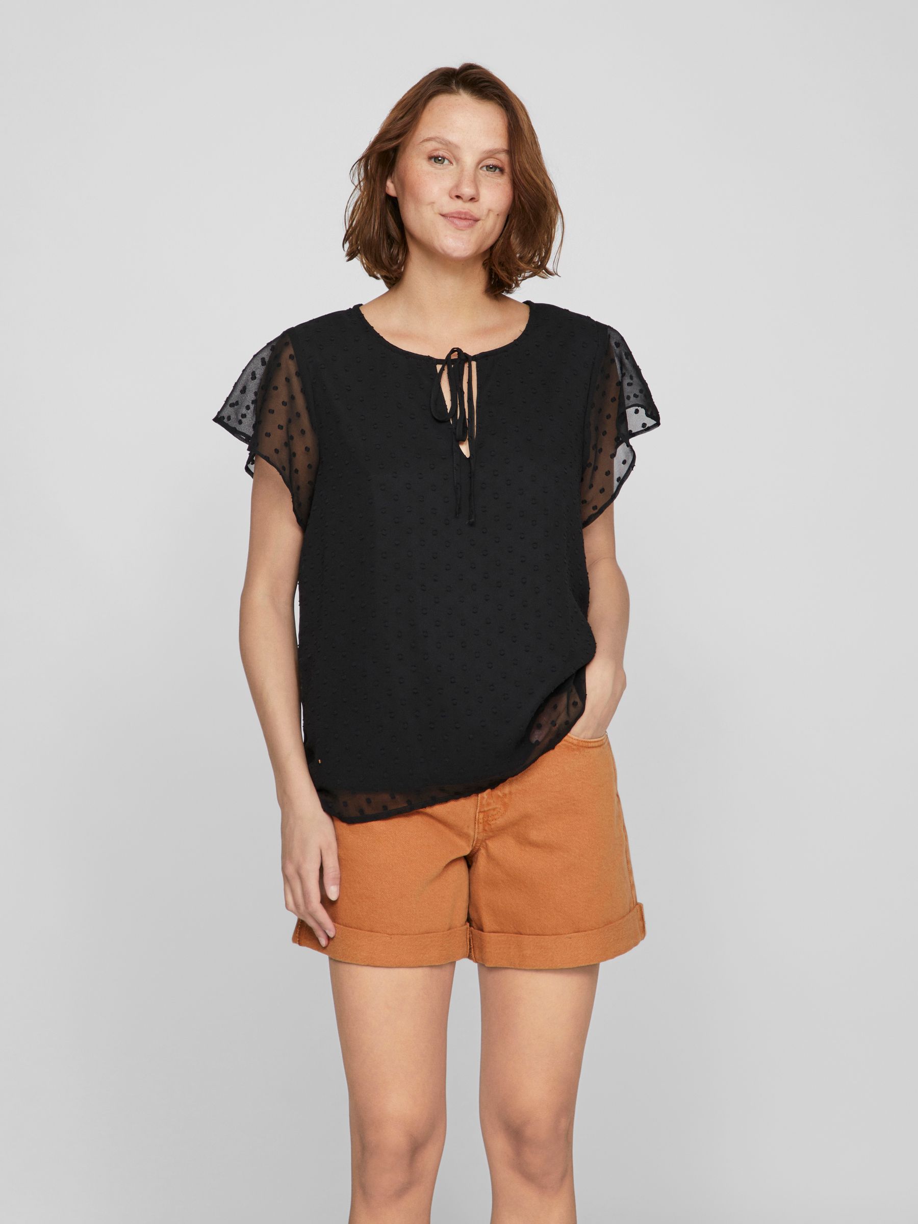 VILA_SpringSummer2025_4576389_14100340_6.jpg T-Shirt mit Pünktchen und Kordel-Detail an Ausschnitt
