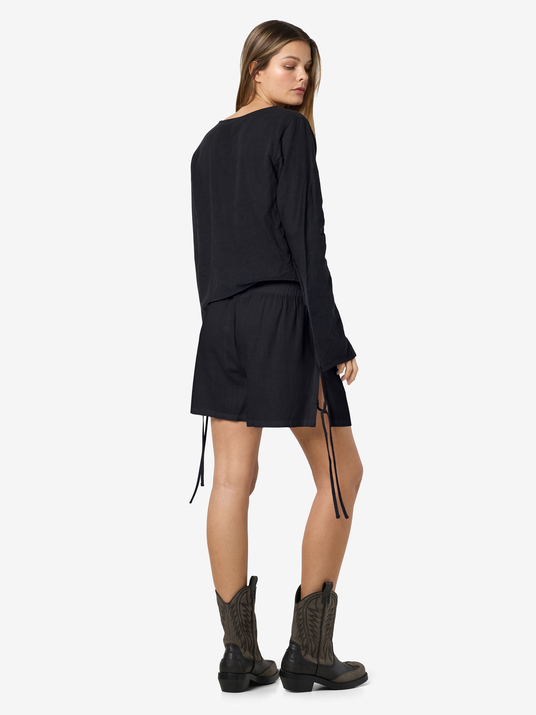NOISY-MAY_SpringSummer2025_4683101_27033020_5.jpg Leichte Shorts mit Kordelzug und elastischem Bund