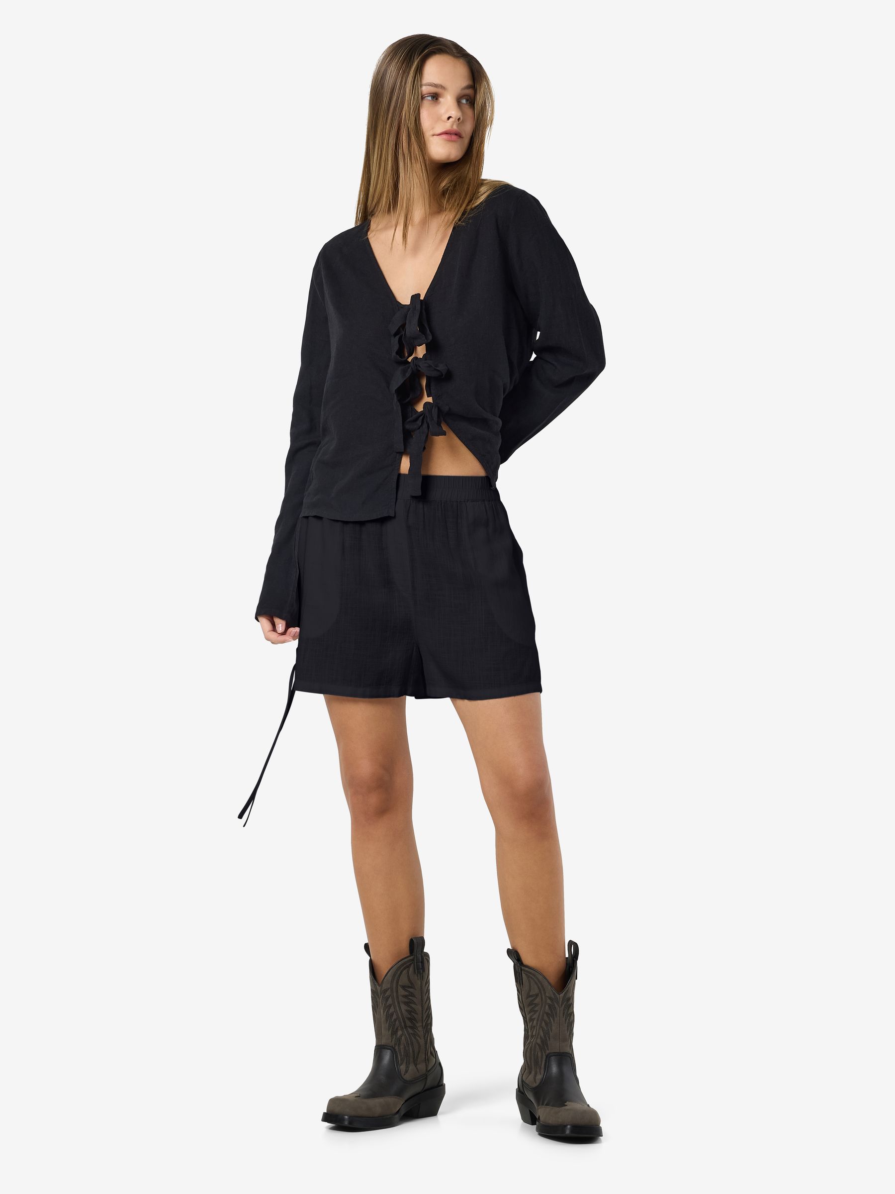 NOISY-MAY_SpringSummer2025_4683101_27033020_6.jpg Leichte Shorts mit Kordelzug und elastischem Bund