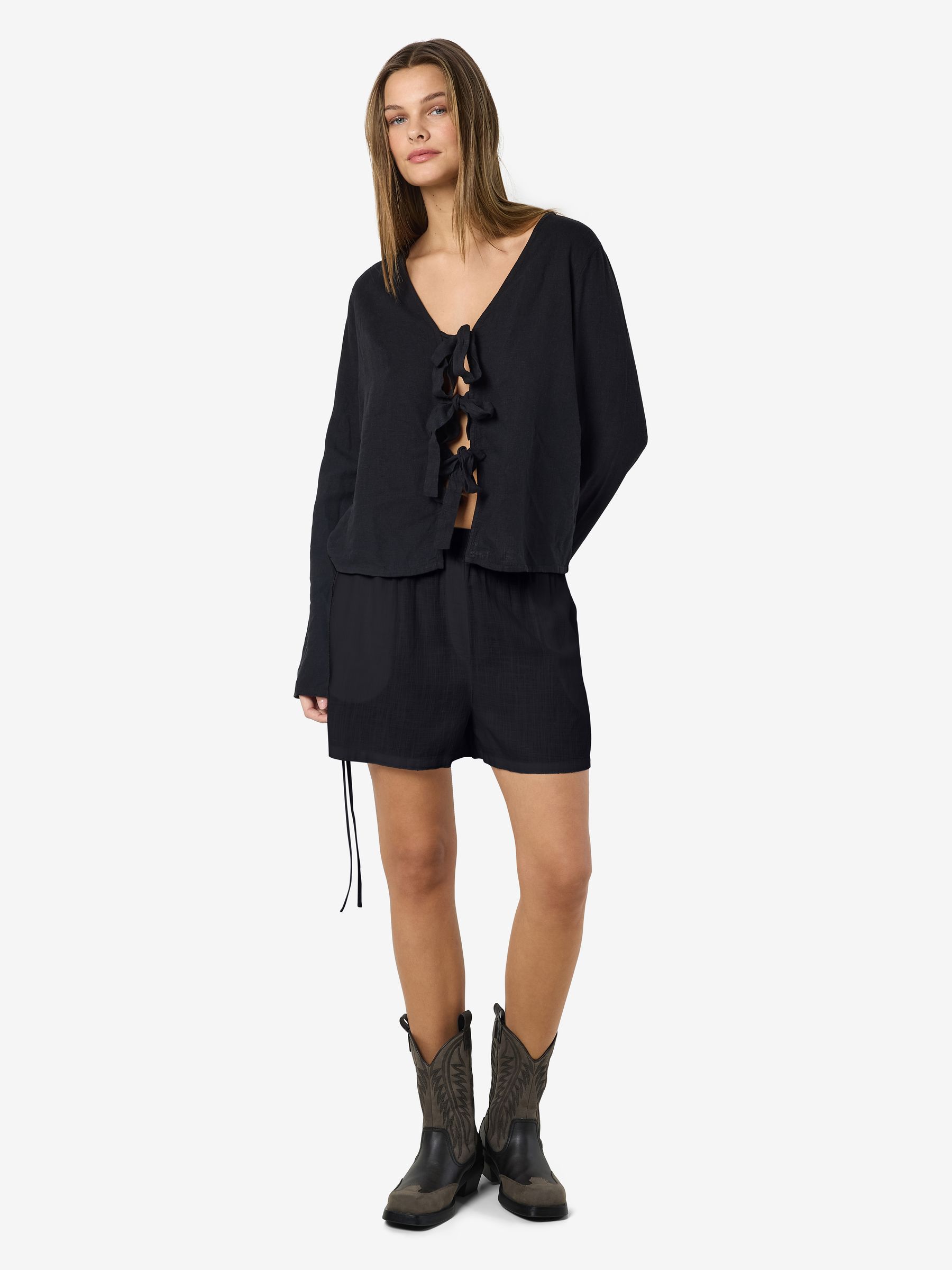 NOISY-MAY_SpringSummer2025_4683101_27033020_7.jpg Leichte Shorts mit Kordelzug und elastischem Bund