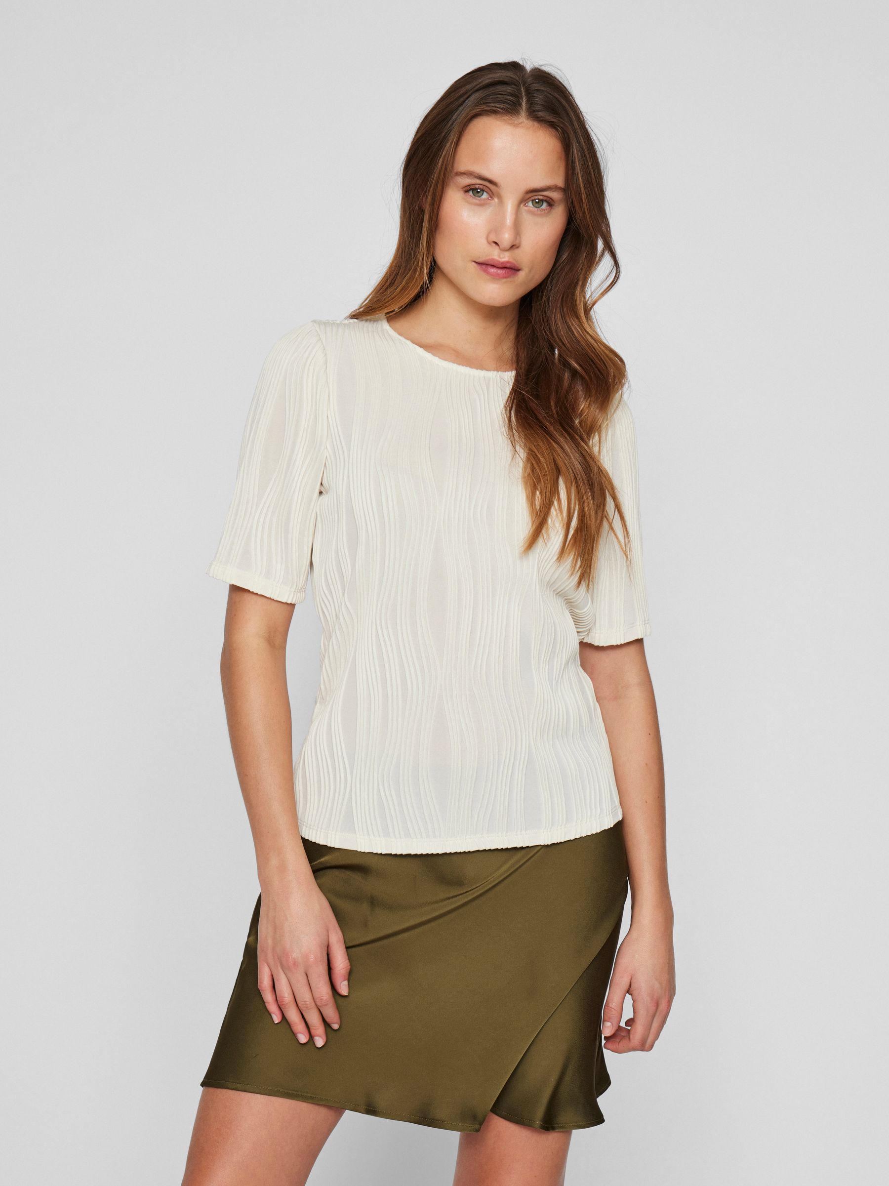 VILA_SpringSummer2025_4678111_14104164_3.jpg Modernes Shirt mit Strukturmuster Design