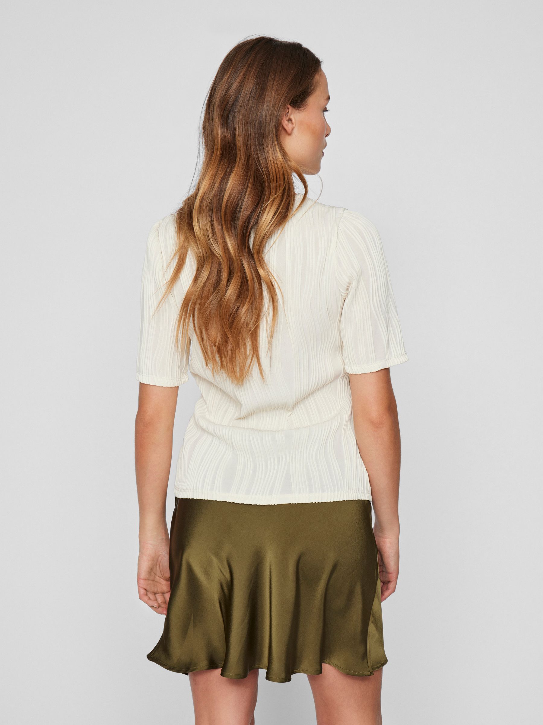 VILA_SpringSummer2025_4678111_14104164_5.jpg Modernes Shirt mit Strukturmuster Design