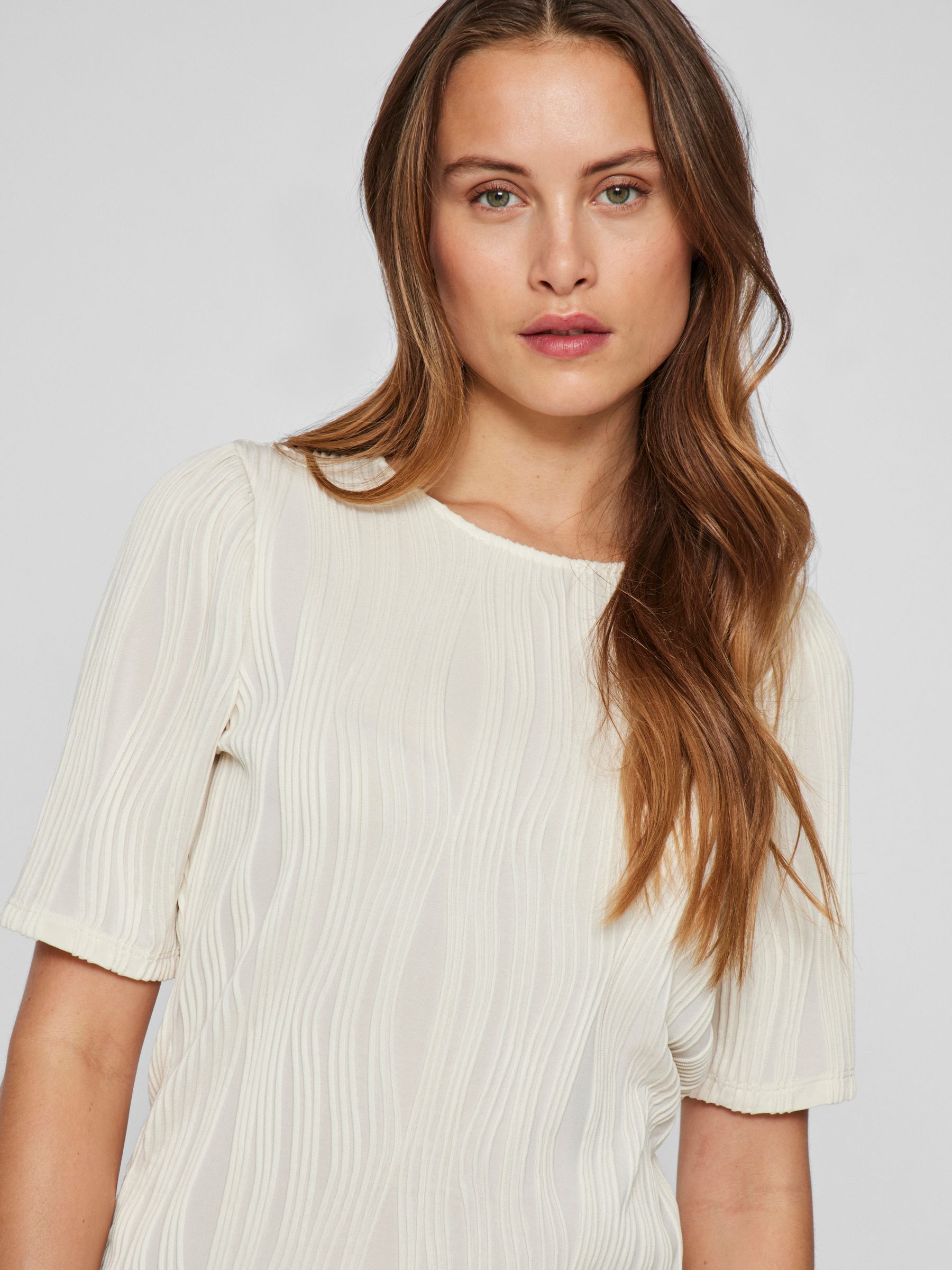 VILA_SpringSummer2025_4678111_14104164_7.jpg Modernes Shirt mit Strukturmuster Design