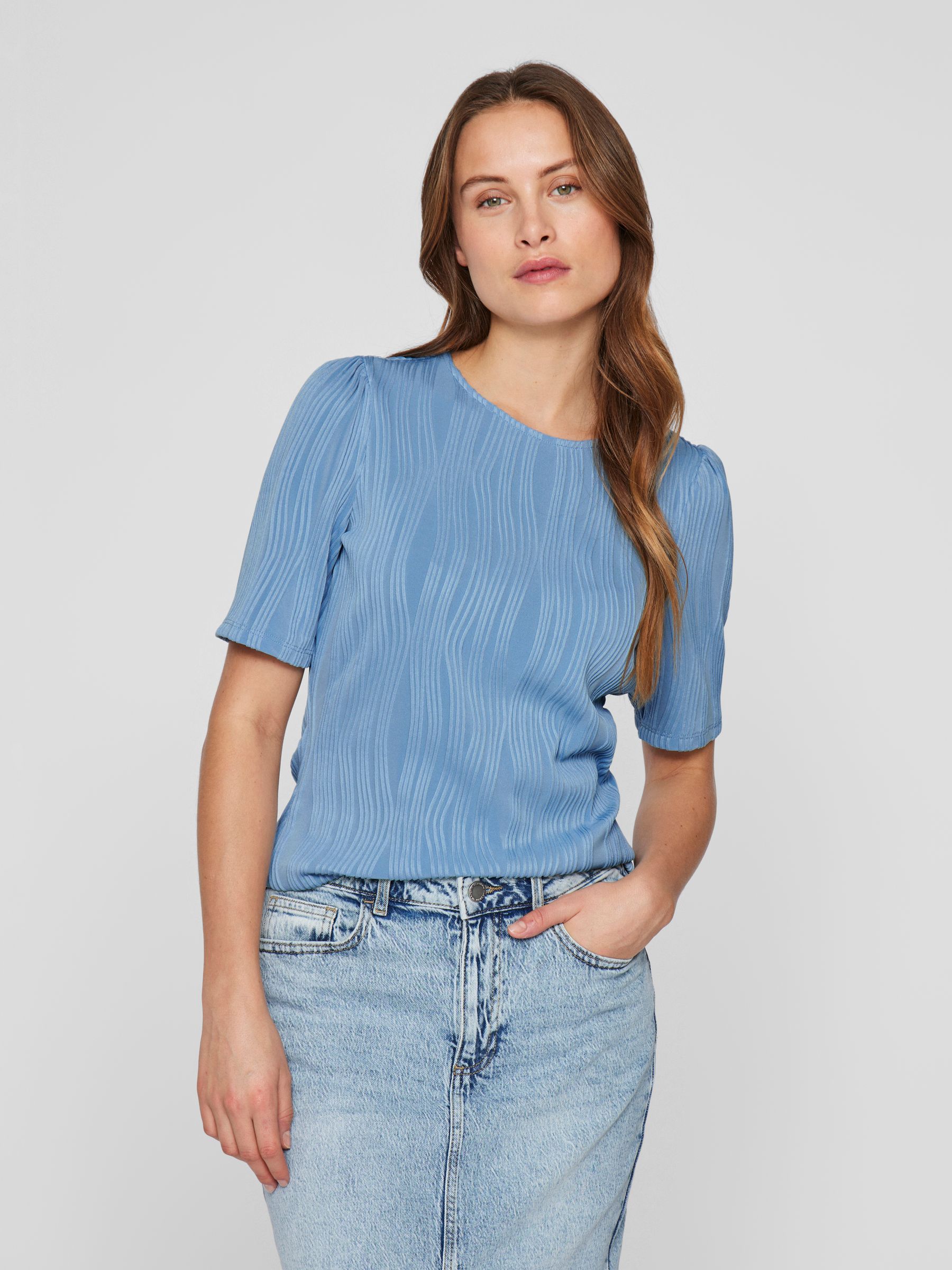 VILA_SpringSummer2025_4681032_14104164_3.jpg Modernes Shirt mit Strukturmuster Design