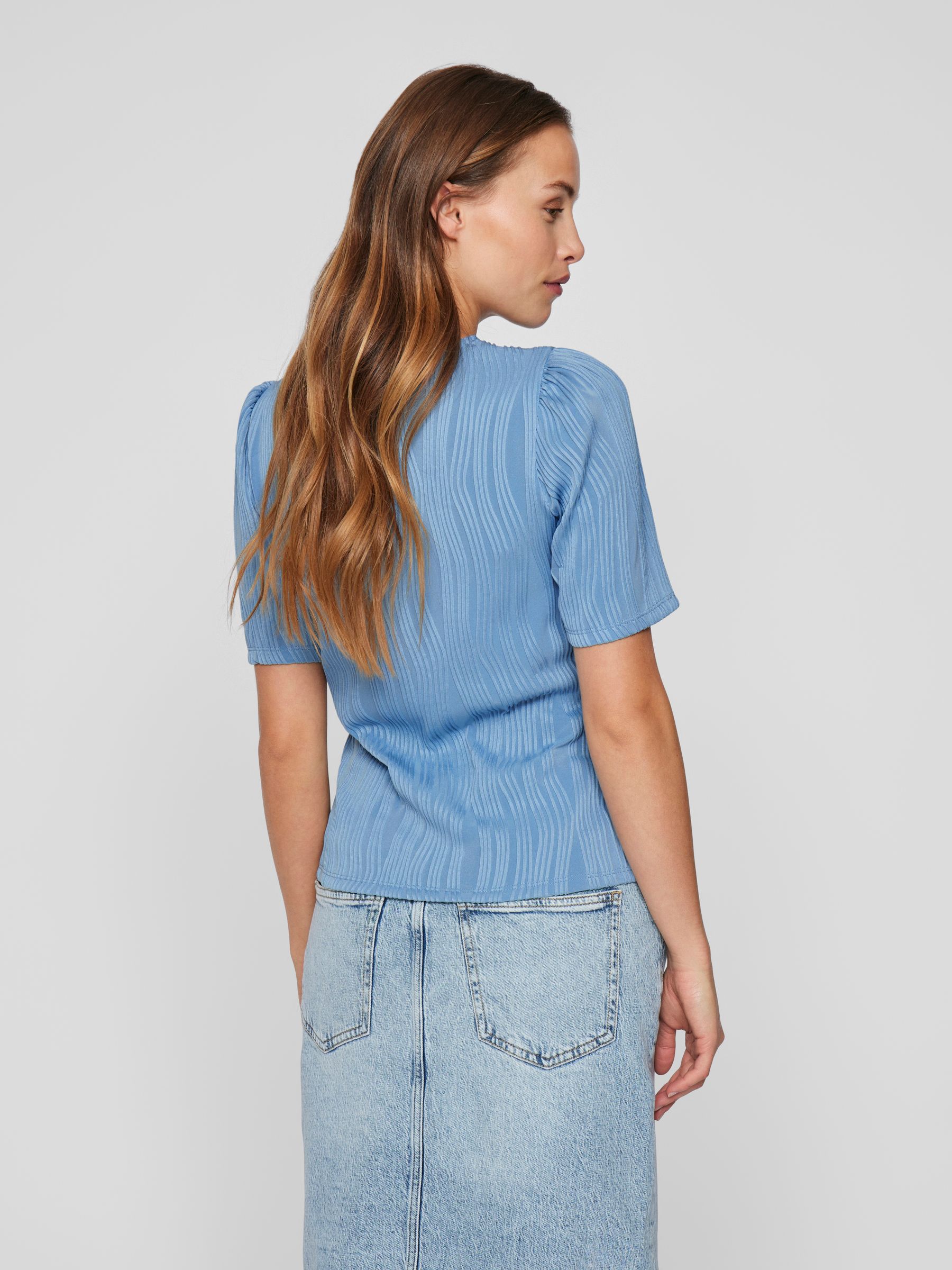 VILA_SpringSummer2025_4681032_14104164_5.jpg Modernes Shirt mit Strukturmuster Design