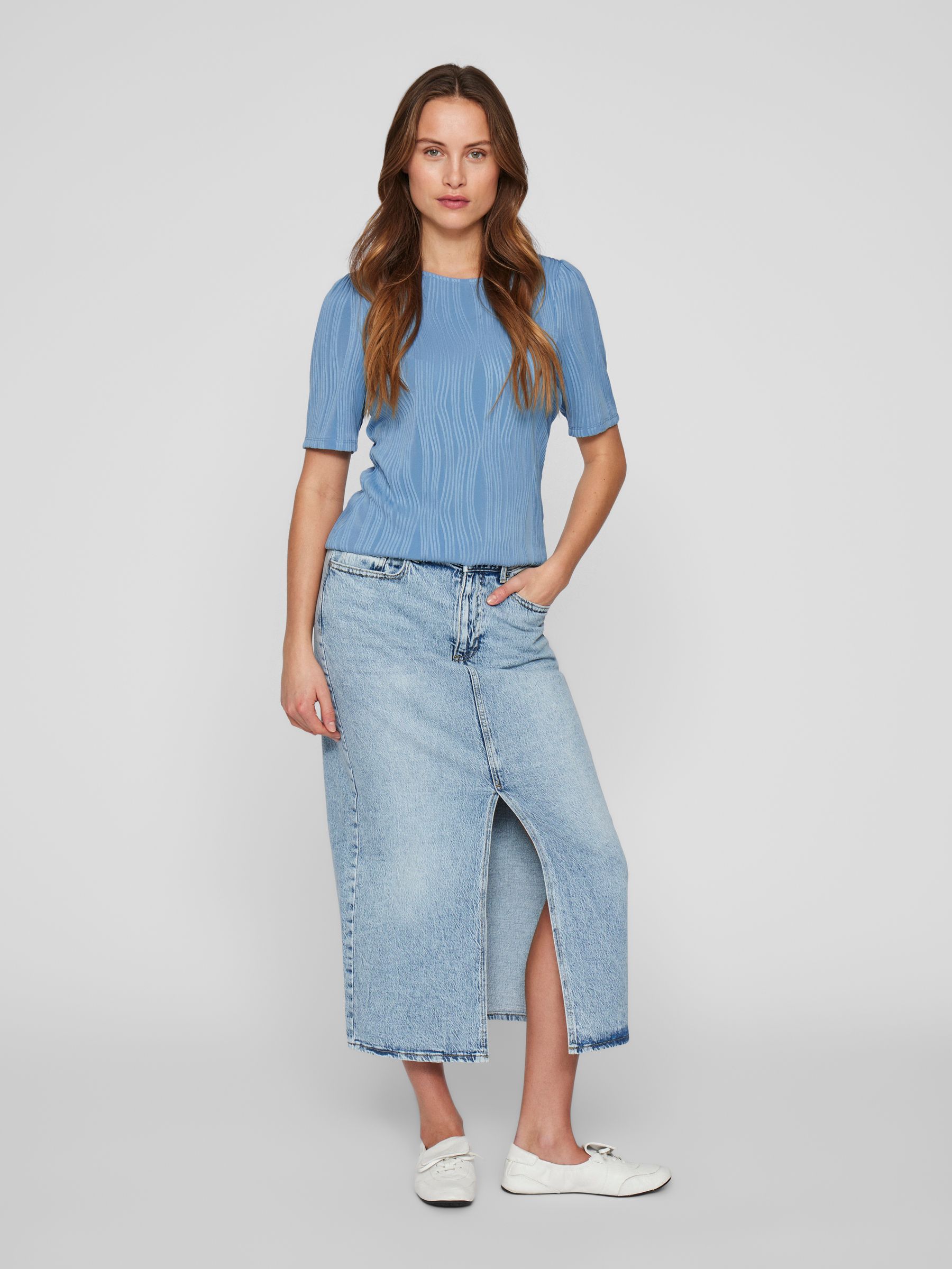 VILA_SpringSummer2025_4681032_14104164_6.jpg Modernes Shirt mit Strukturmuster Design