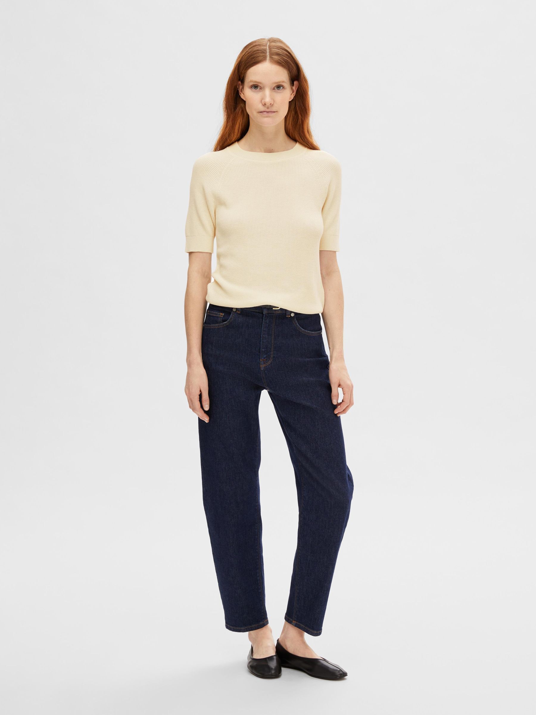 SELECTED-FEM_NOOS2025_birch_16092292_4.jpg Rundhals Strickpullover mit halblangen Ärmeln