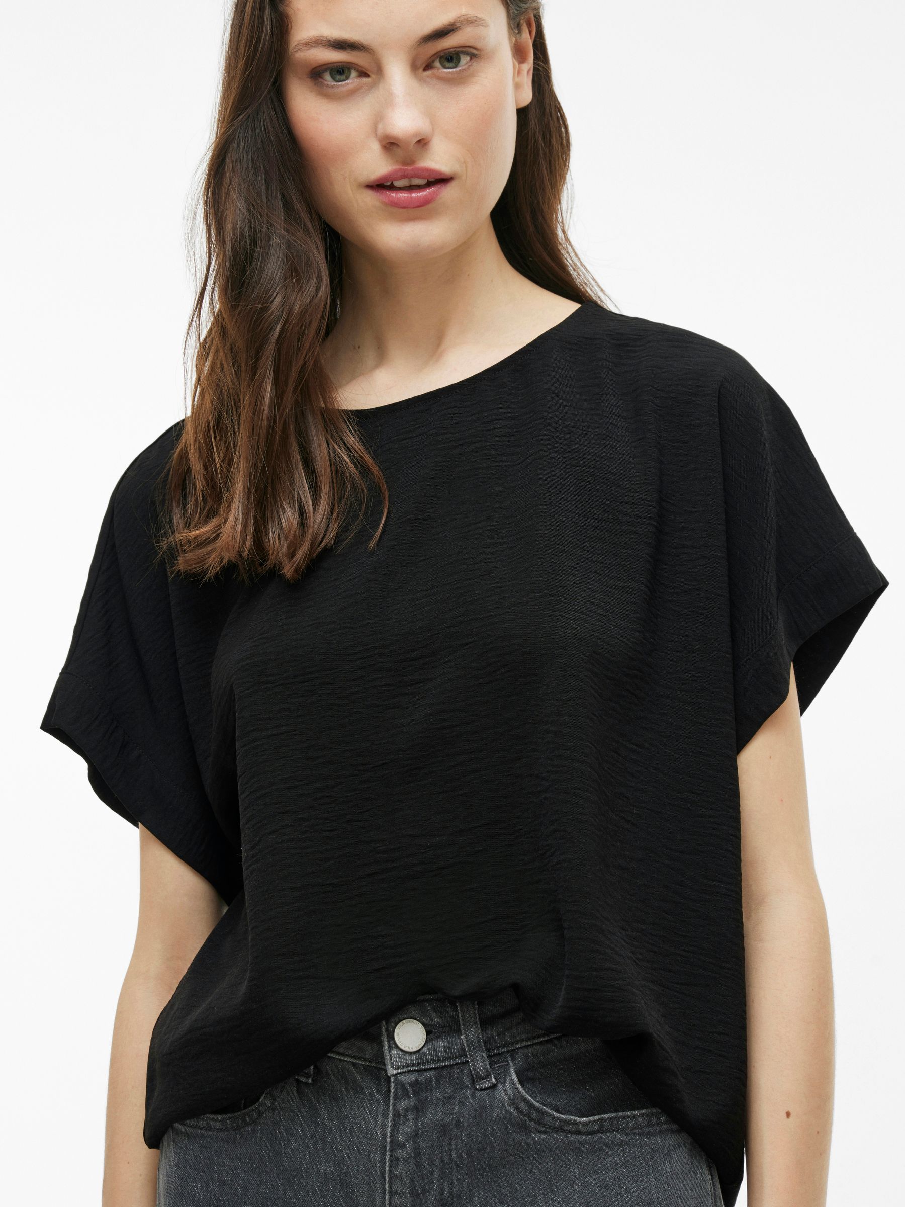 VILA_NOOS2025_4634822_14101663_6.jpg Modisches T-Shirt mit Crepe Design und Rundhalsausschnitt