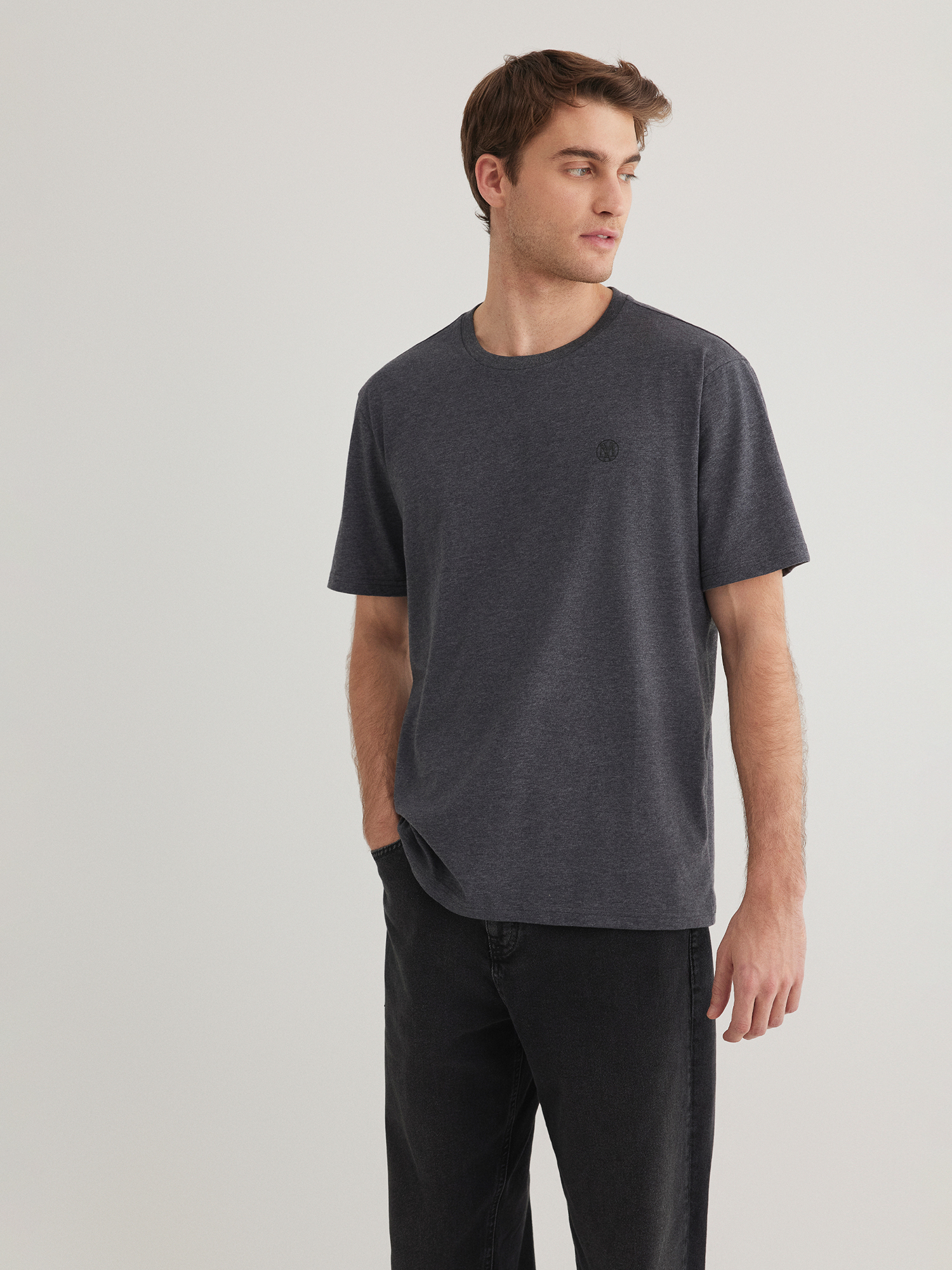 Mavi_25Spring1_asphalt_0611088-80106_3.jpg T-Shirt mit Rundhalsausschnitt und Logo