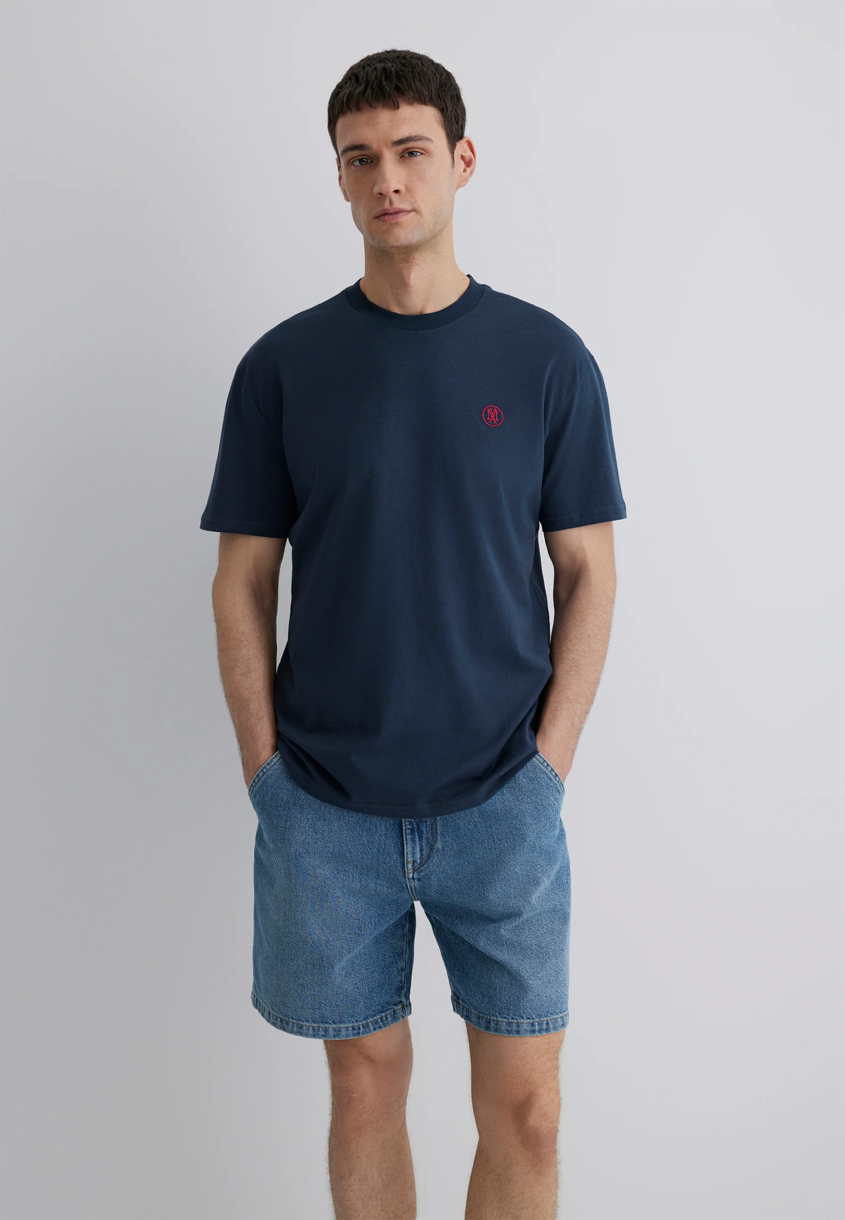 Rundhals-T-Shirt mit markantem Brustlogo Rundhals-T-Shirt mit markantem Brustlogo