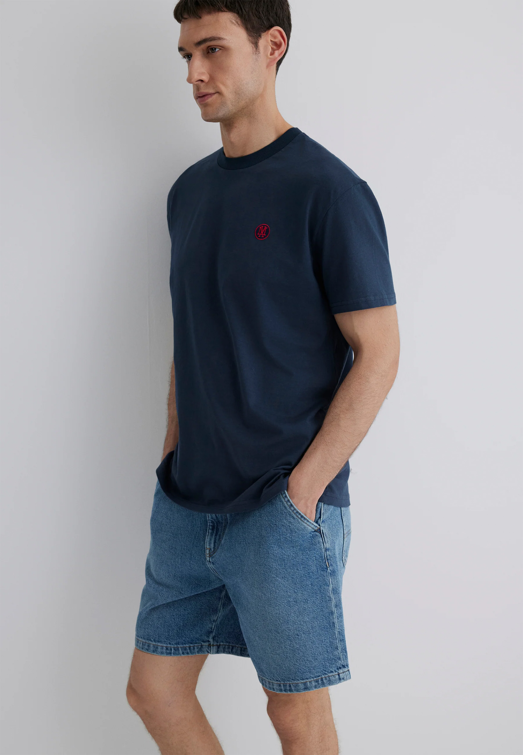 Rundhals-T-Shirt mit markantem Brustlogo Rundhals-T-Shirt mit markantem Brustlogo