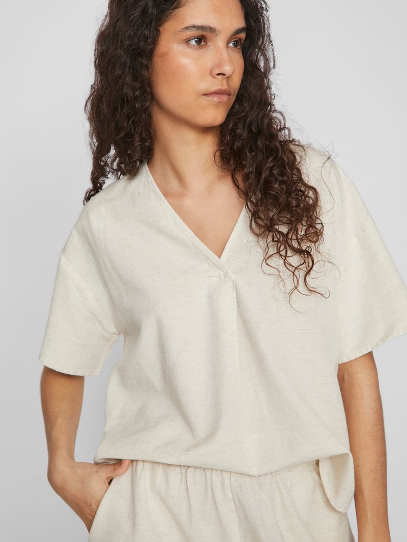 Vila V-Ausschnitt T-Shirt mit kurzen Ärmeln und Falten – Natur, Bild 2